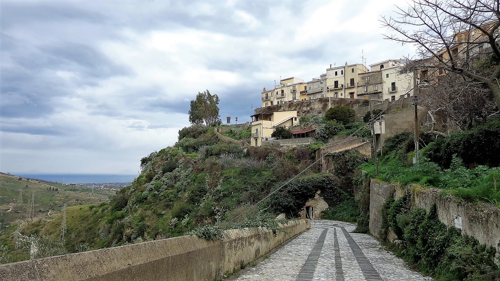 Photo showing: Le Mura e la salita a Porta Ranieri