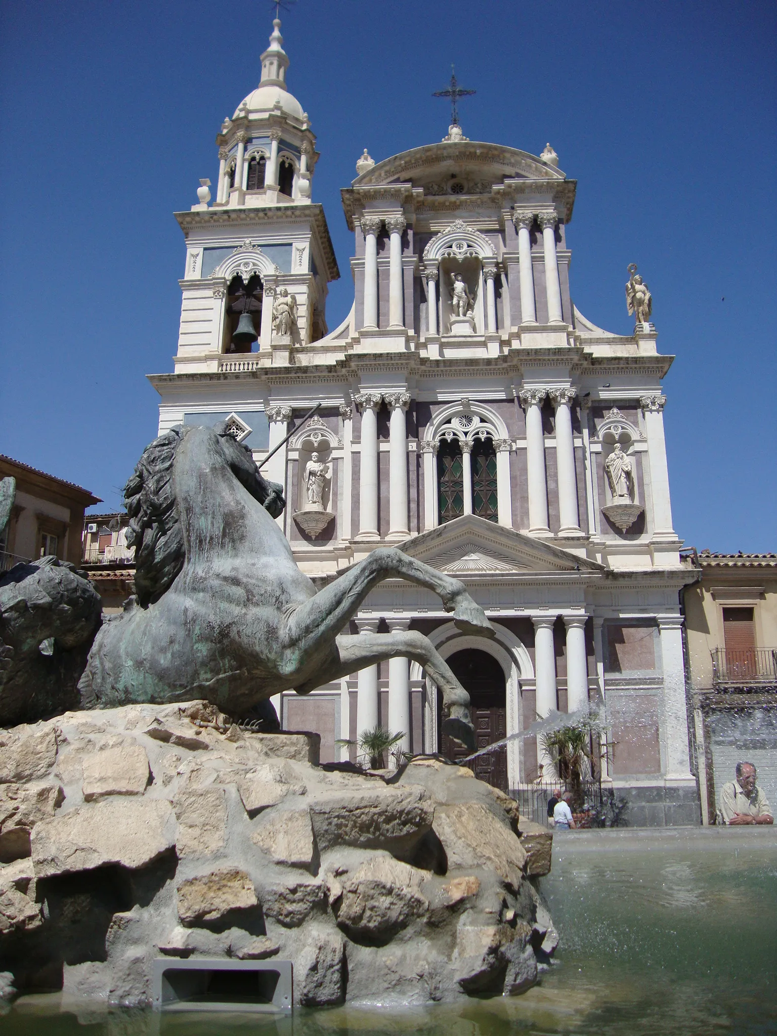 Photo showing: Veduta della chiesa di San Sebastiano e del gruppo scultoreo della "fontana del Tritone" di Caltanissetta dalla piazza Garibaldi.