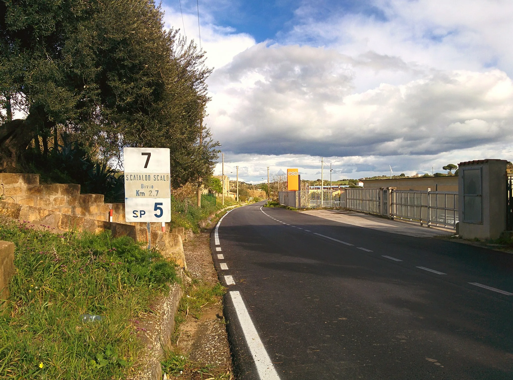 Photo showing: Seventh kilometre milestone in road strada provinciale 5 (province of Caltanissetta) in Favarella (Caltanissetta).
