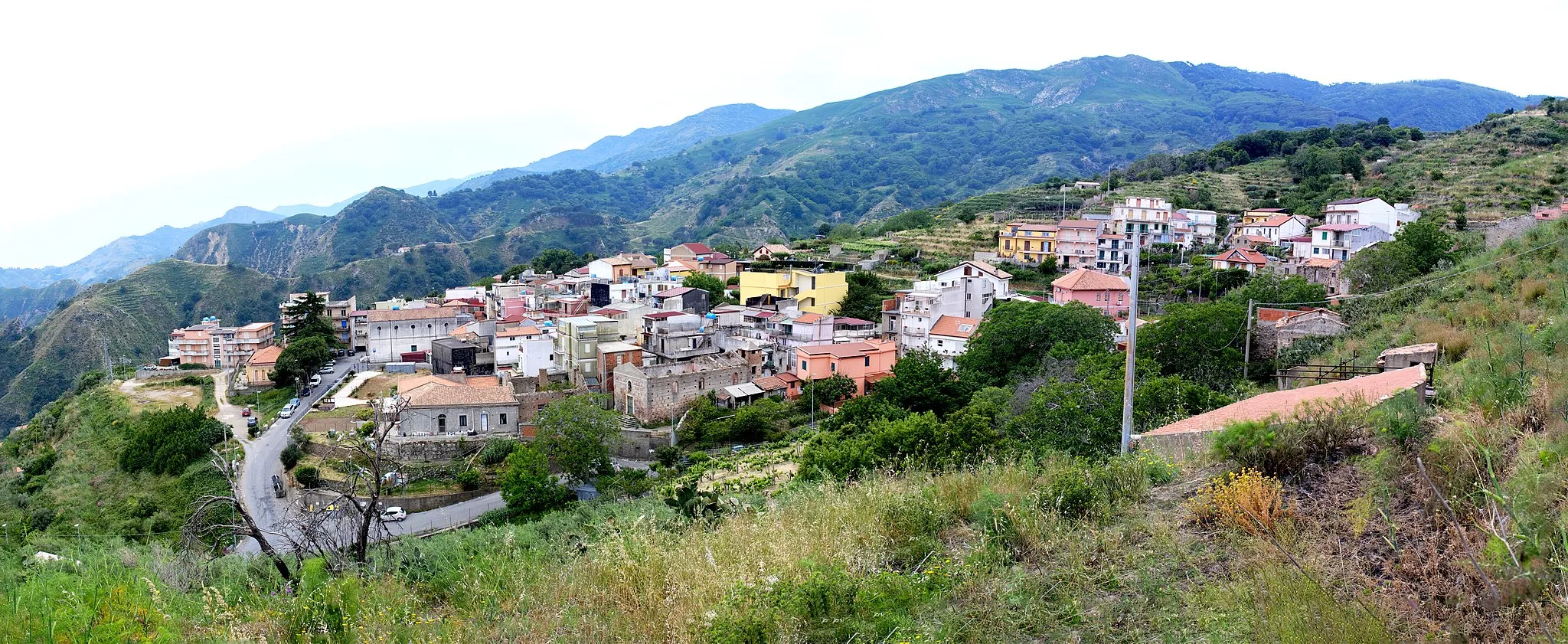 Photo showing: Panorama di Tipoldo in GigaPixel, il post processing fotografico garantisce una maggiore definizione del paese.