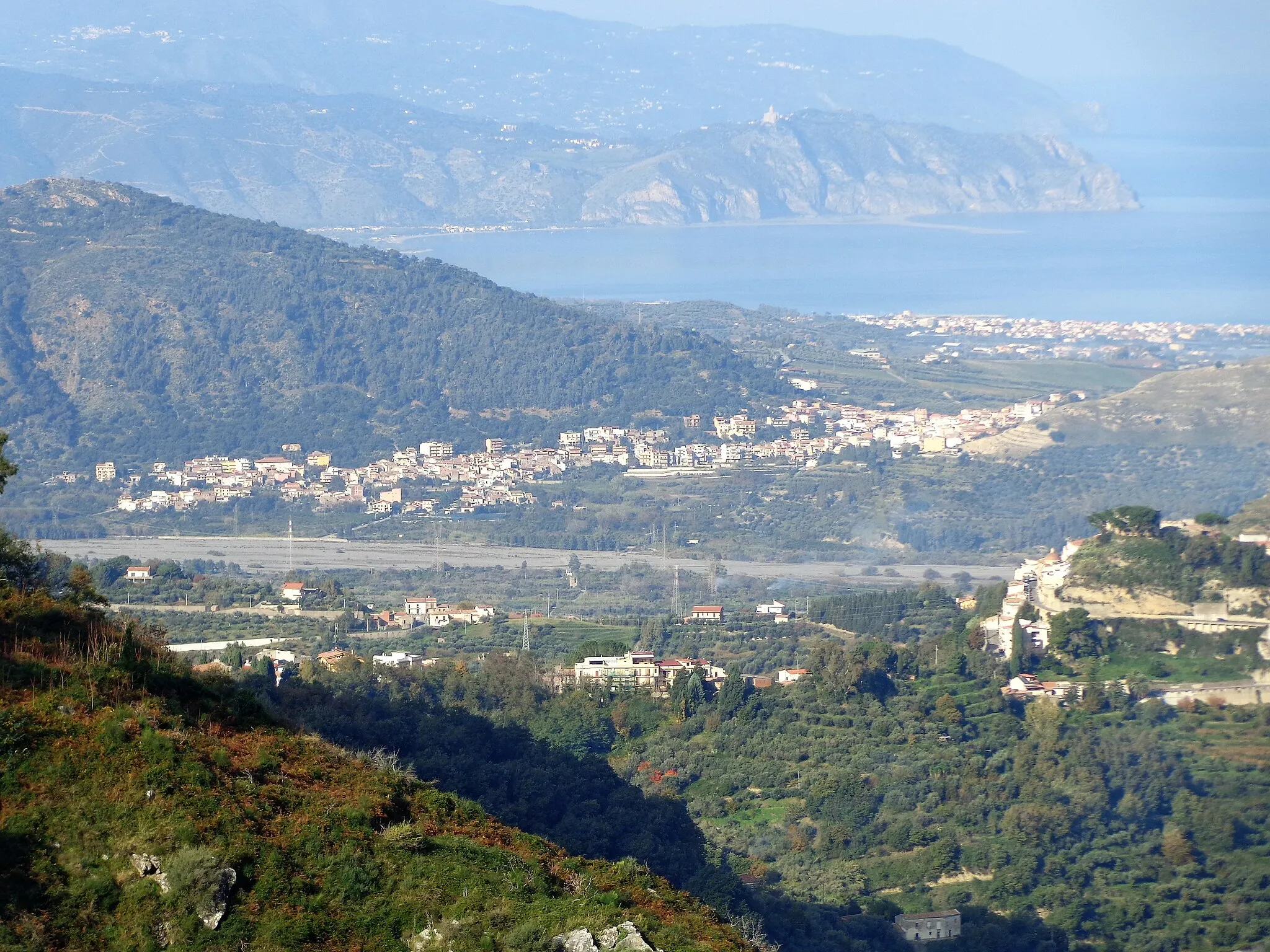 Photo showing: Veduta su Rodì (Milici) e golfo di Patti.