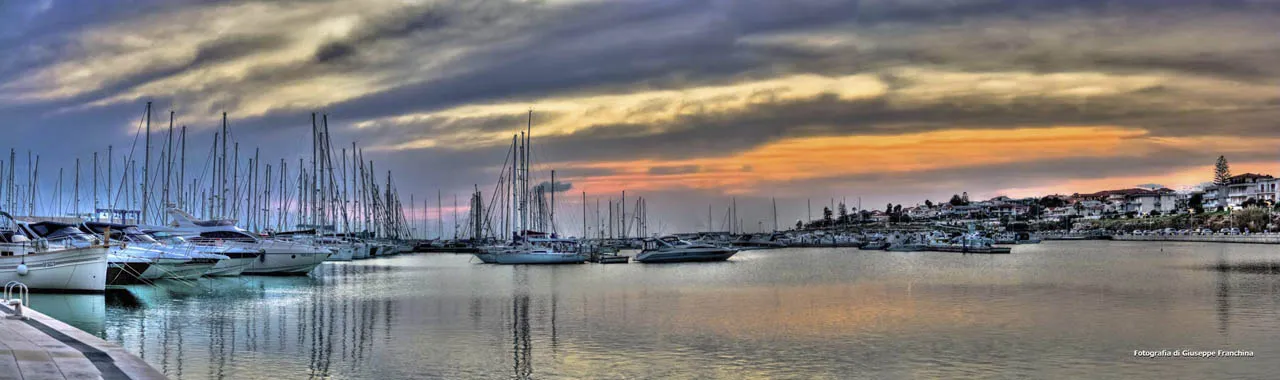 Photo showing: Foto Panoramica del Porto di Marina di Ragusa al Tramonto
