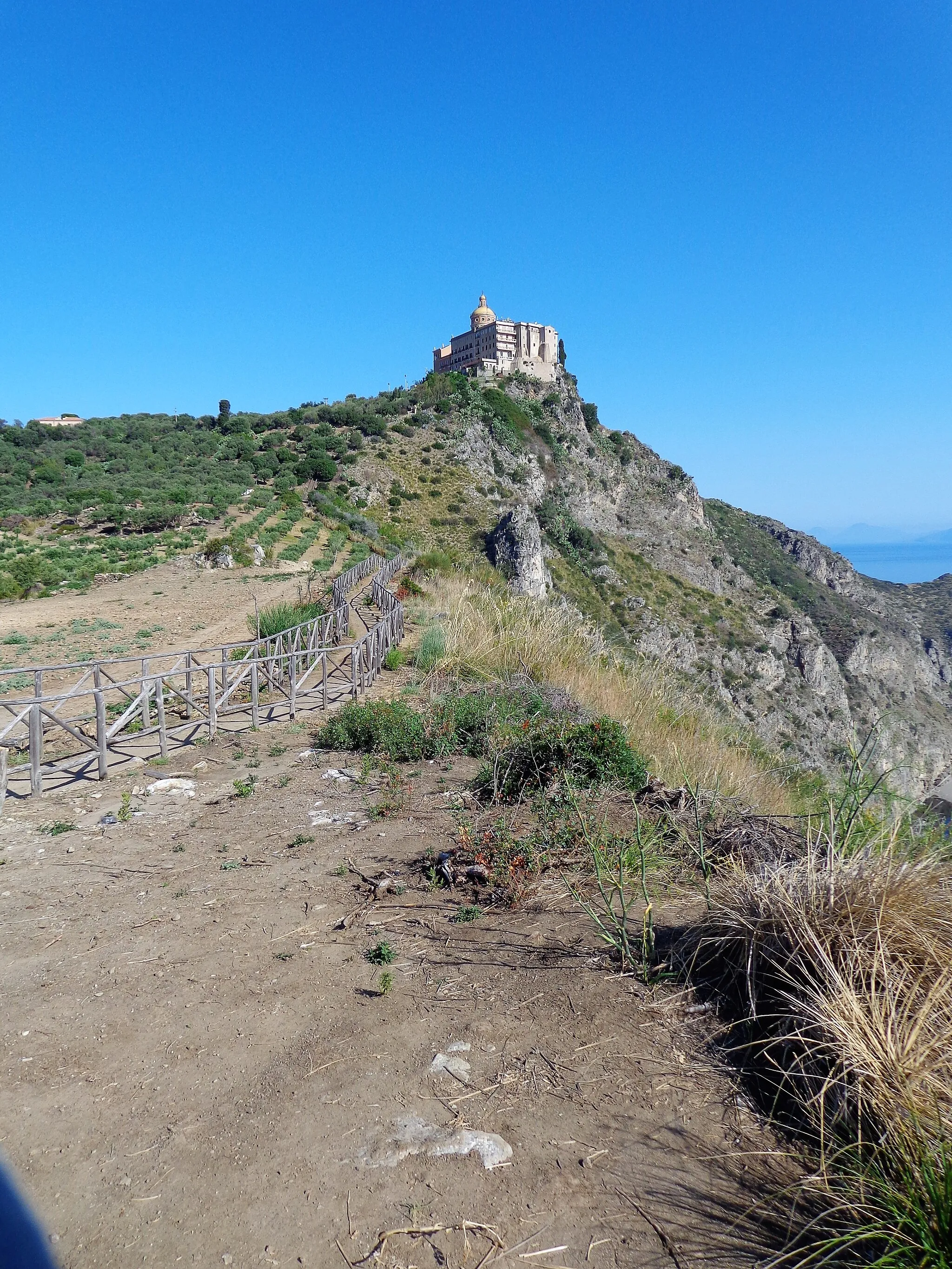 Photo showing: Panorama sul Santuario lungo l'itinerario del sentiero. Crinale settentrionale.