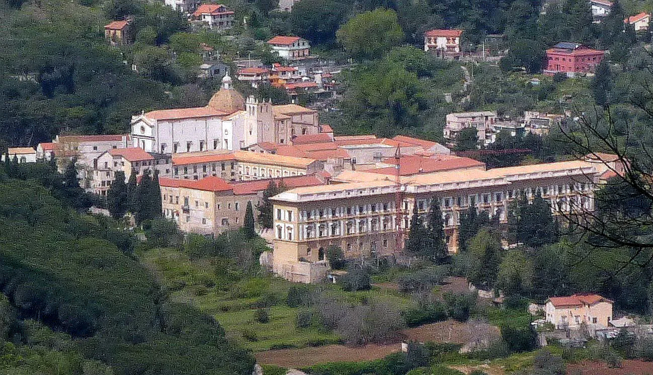 Photo showing: Abbazia di San Martino delle Scale bei Monreale, Sizilien, liegt im Dorf San Martino delle Scale auf ca. 589m über dem Meeresspiegel mit ca. 440 Einwohnern. Ursprünglich soll es eine von sechs sizilianischen Klostergründungen Papst Gregor des Großen (540-604) sein. Diese im 6. Jahrhundert errichtete Benediktinerabtei, geweiht dem Heiligen Sankt Martin, wurde 300 Jahre später von Sarazenen durch Brand vernichtet, bzw. zerstört. Erst im 14. Jahrhundert wurde es erneut auf- und später ausgebaut. Die Bögen, die Korridore und der Chor der Mönche dieses Bauwerks erinnen an die mittelalterliche Bauzeit. Architektonisch markant ist heute noch der 1775 vom Architekten Giuseppe Venanzio Marvuglia (1729–1814) aus Palermo geschaffene damals neue Schlafsaal mit seiner Länge von 137 Metern, seinen drei Stockwerken und seiner Blickrichtung auf die Stadt Palermo, aus denen damals die meisten der Mönche von St. Martin kamen. Die Abtei mit ihrer bemerkenswerten Sammlung mittelalterlicher Kunst besteht in geänderter Größe und Aufgabe heute noch. Während des Zweiten Weltkriegs wurden zahlreiche Artefakte der Region von der italienischen Archäologin Jole Bovio Marconi (1897-1986) in diese Klosteranlage in Sicherheit gebracht.