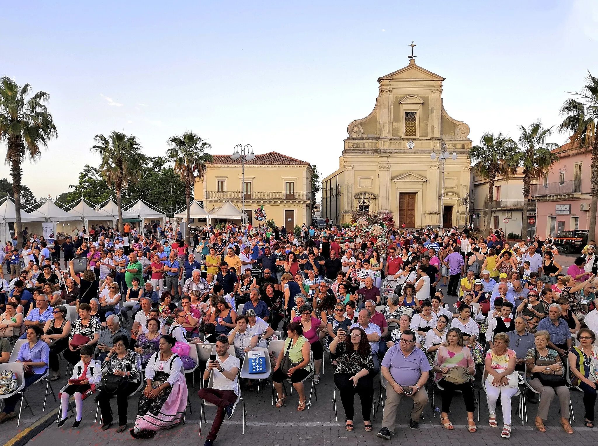 Photo showing: Piazza San Vito full of people the day of June 16, for the 30th Festival of Cherries and Roses.