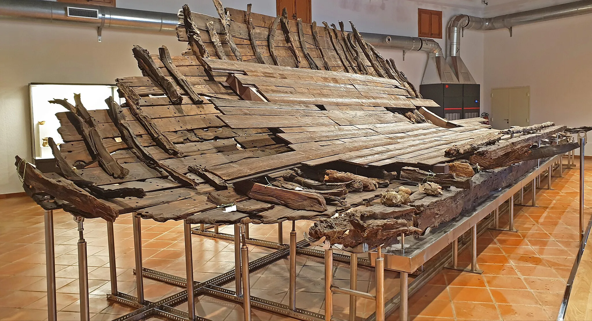Photo showing: Relitto della nave romana ritrovata a Marausa (Trapani) e custodita al museo archeologico di Marsala