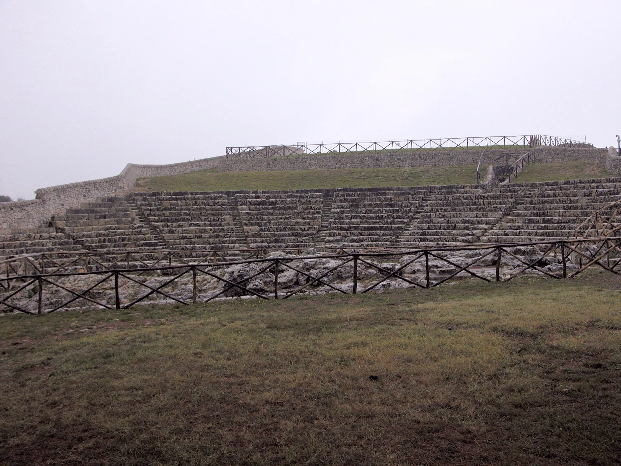 Photo showing: Palazzolo Acreide (Sizilien), in der Antike Akrai: griechisches Theater