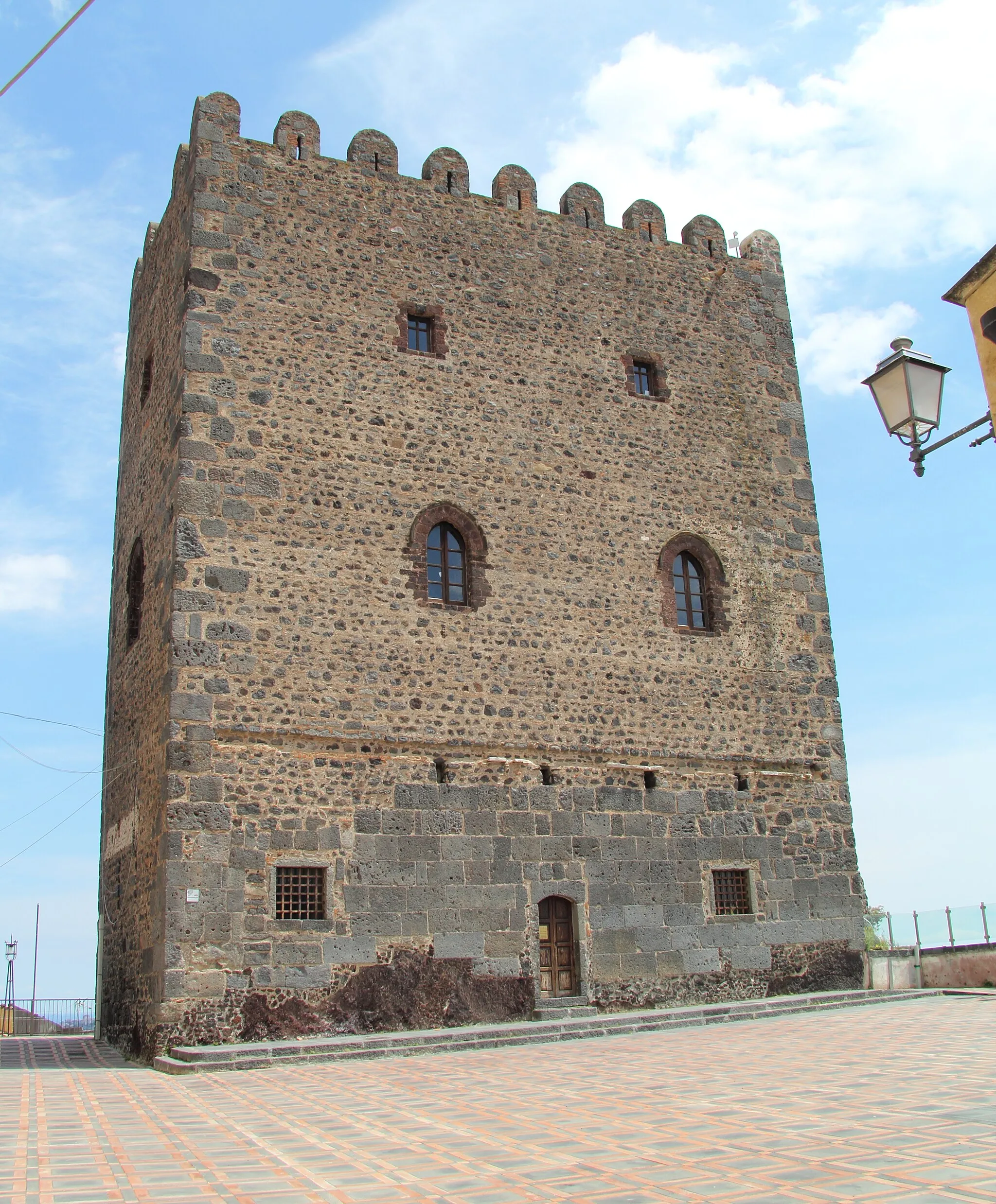 Photo showing: en:Sicily: en:Motta Sant'Anastasia, Norman castle (“Tower of Motta”)