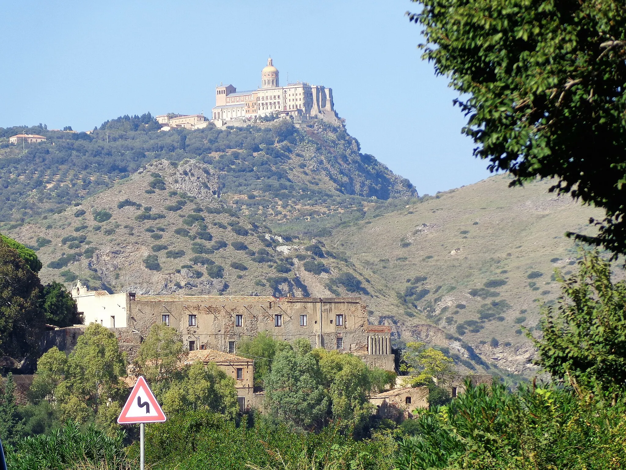 Photo showing: Castello di Oliveri e santuario del Tindari fotografati dalla Statale 113.