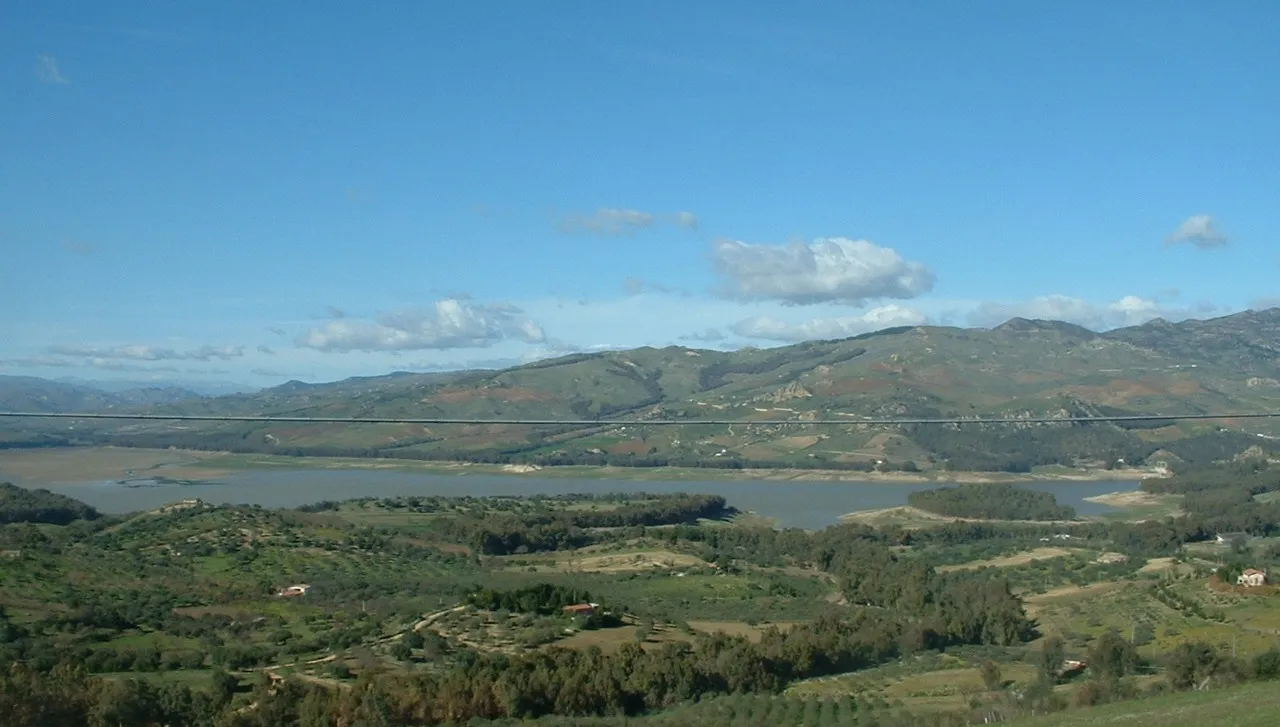 Photo showing: Pozzillo Lake, view from Regalbuto (EN)