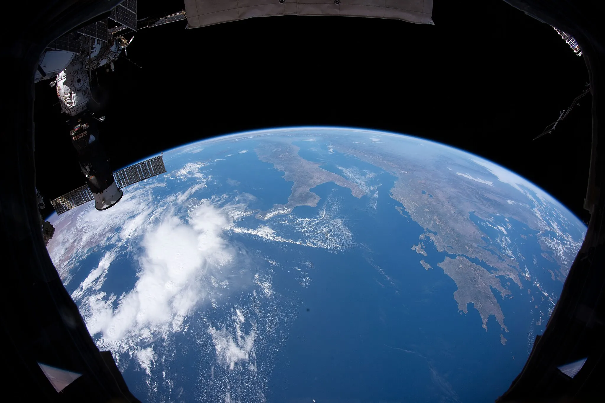 Photo showing: View of Earth taken during ISS Expedition 61.