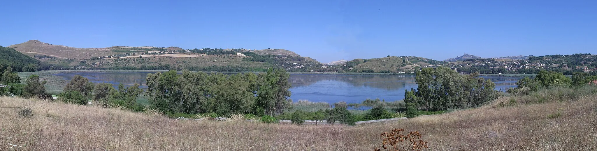 Photo showing: Veduta panoramica del lago di Pergusa.