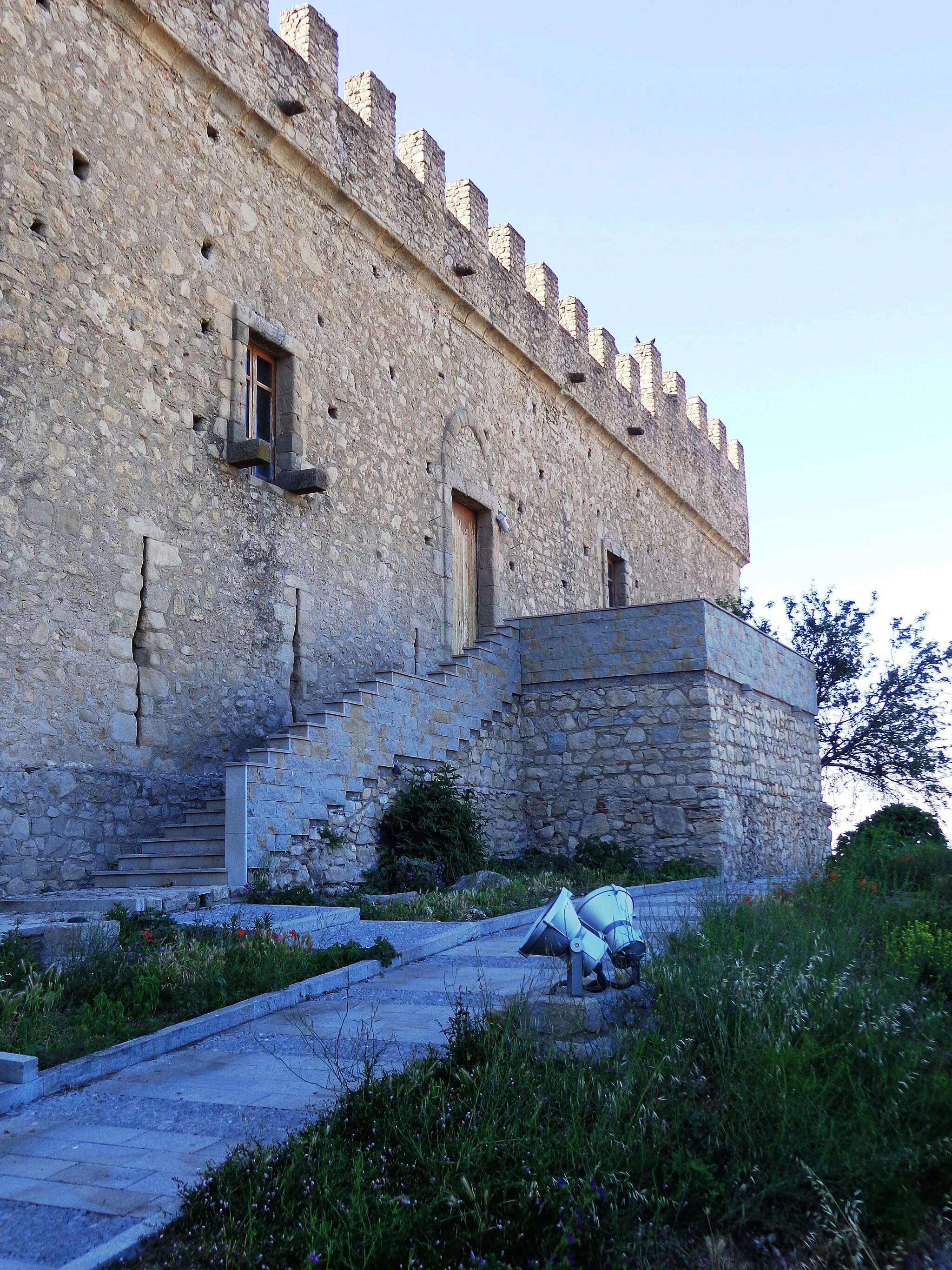 Photo showing: Castello di Montalbano Elicona lato est - Ingresso Nobile