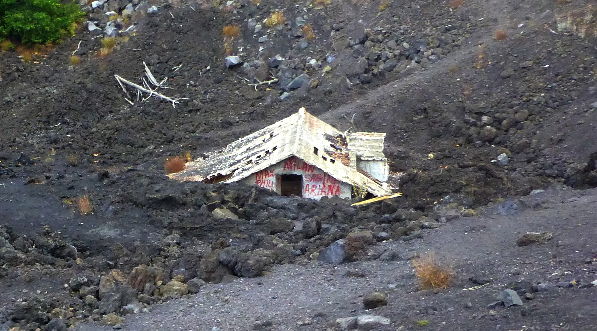 Photo showing: Ätna – versunkenes Haus an der Straße zum Ätna