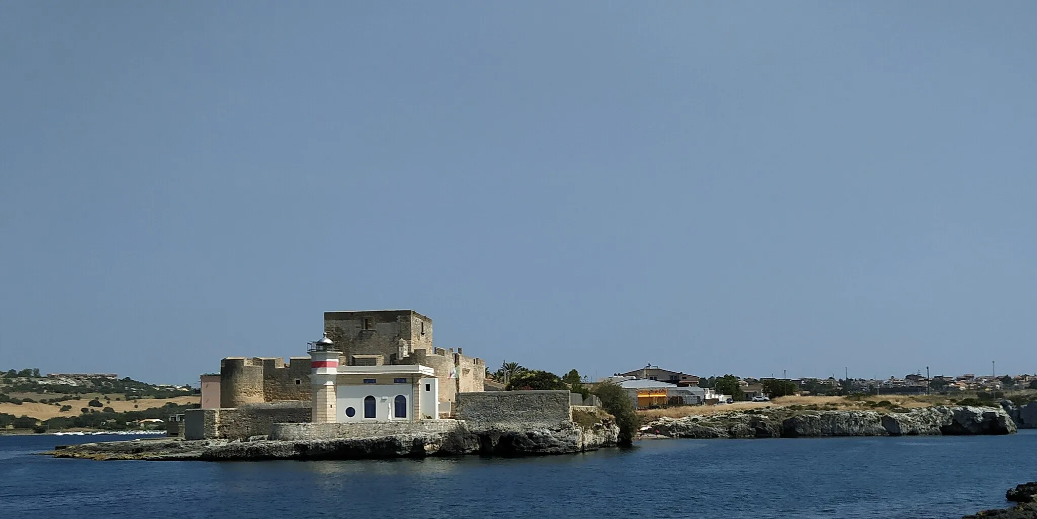 Photo showing: The castle and the lighthouse in Brucoli, Sicily