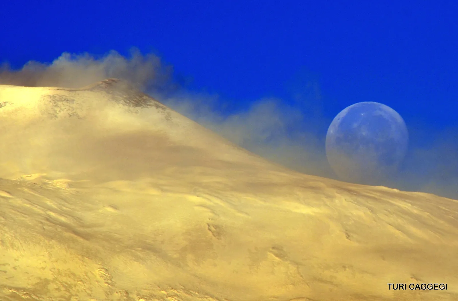 Photo showing: La Luna gioca con L'Etna.