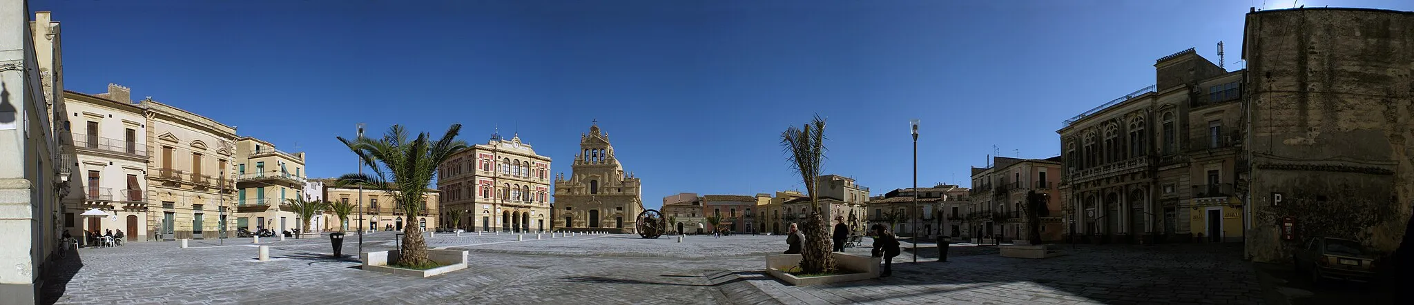 Photo showing: Grammichele, Sicily, Italy: the Piazza Carlo Maria Carafa in November 2008.