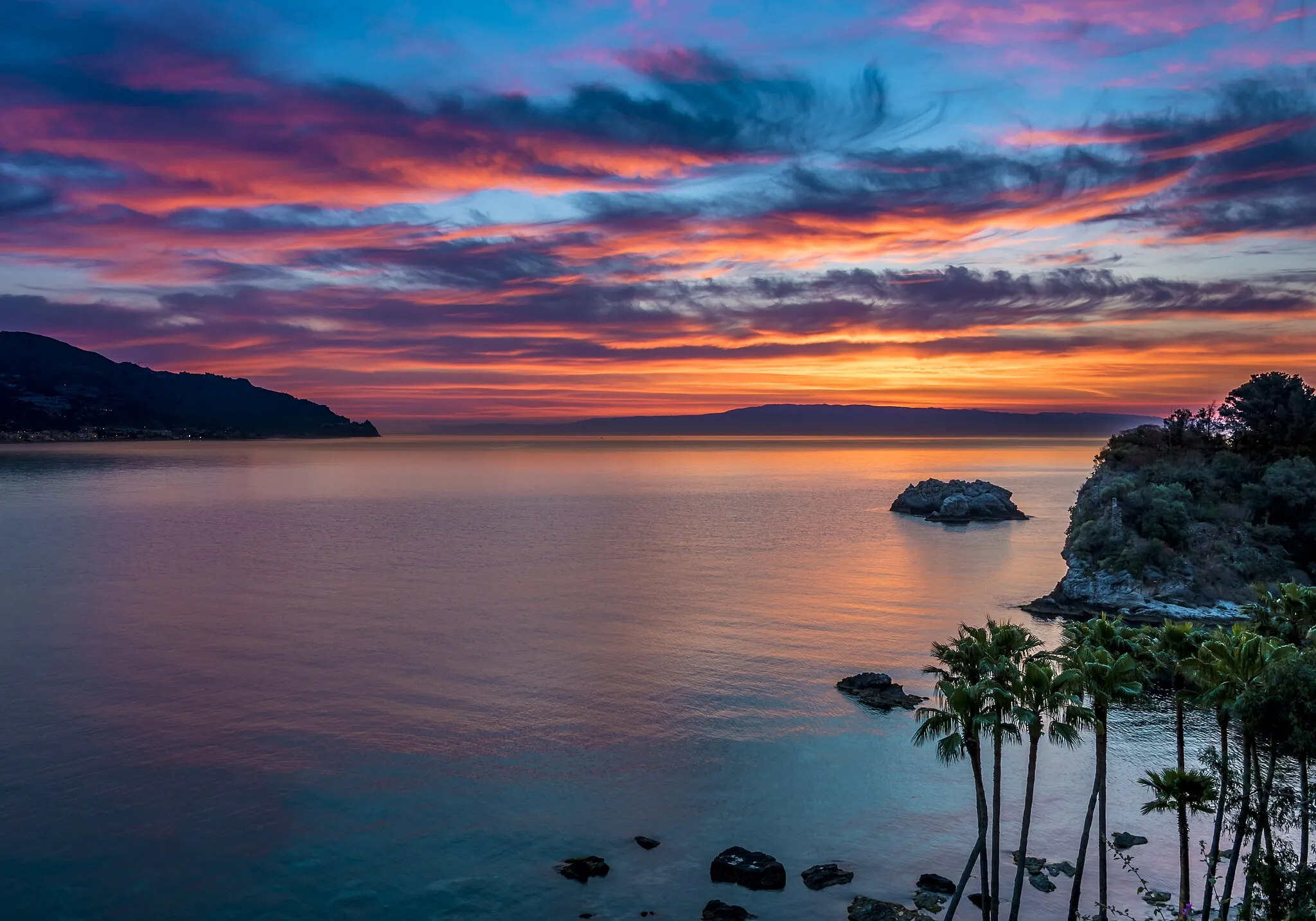 Photo showing: Coast looking Taormina