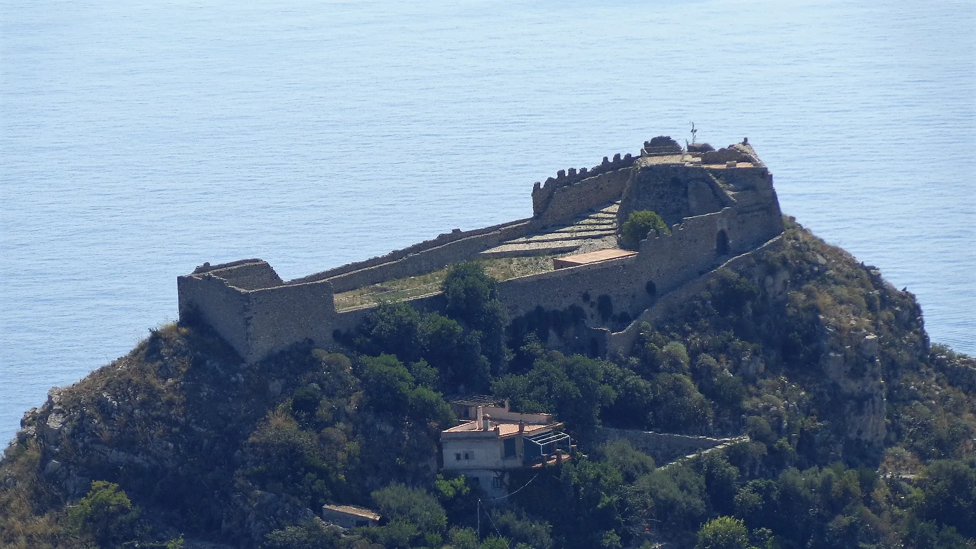 Photo showing: Panorama e dettaglio sul castello di Taormina.