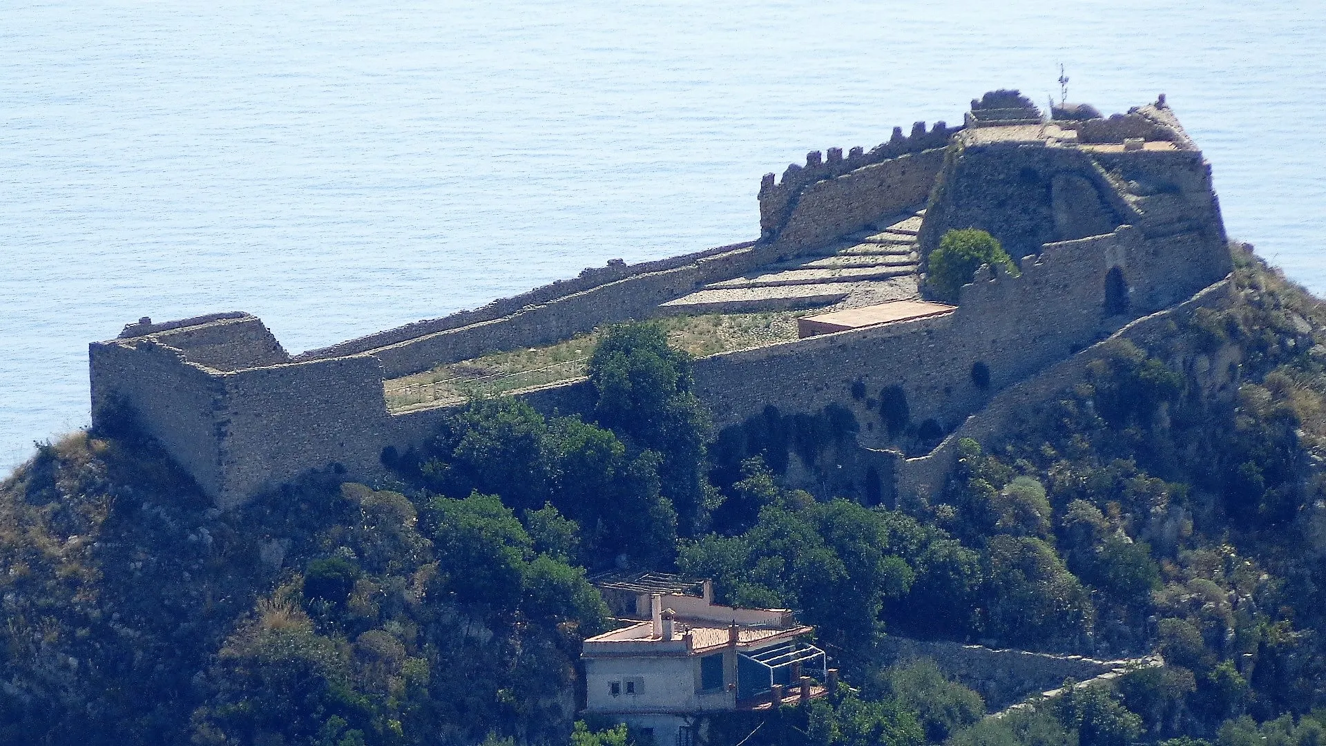 Photo showing: Panorama e dettaglio sul castello di Taormina.