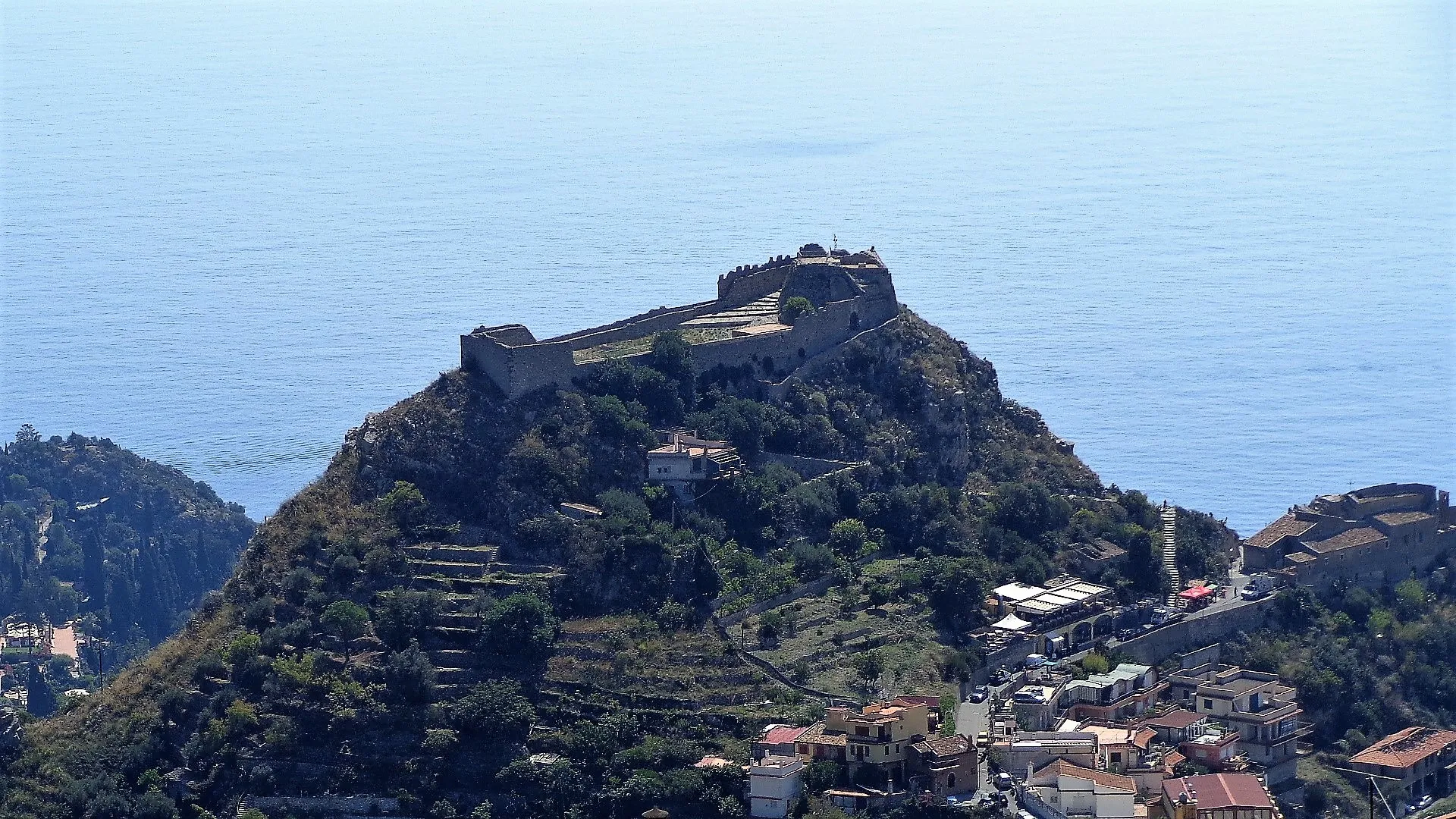 Photo showing: Panorama e dettaglio sul castello di Taormina.