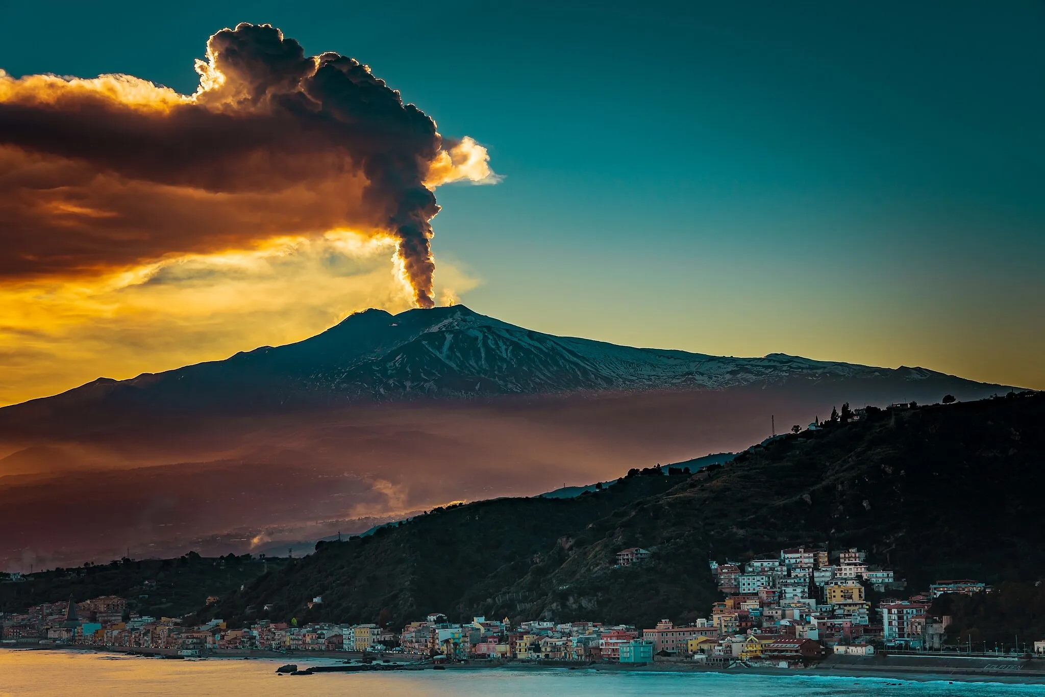 Photo showing: Mount Etna erupting as seen from Taormina