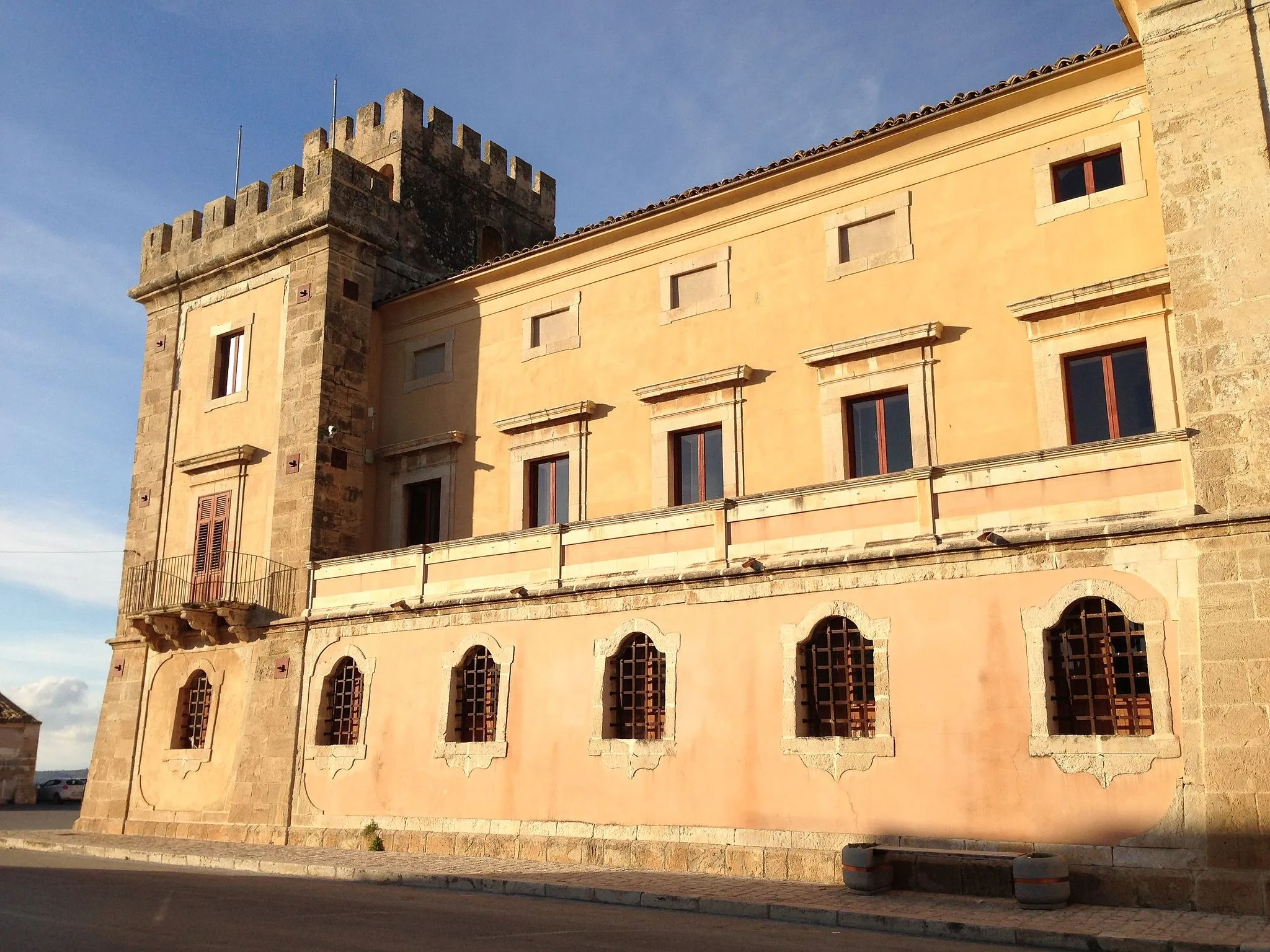 Photo showing: Facciata sinistra del Castello dei Principi di Biscari ad Acate (RG), Sicilia, Italia.