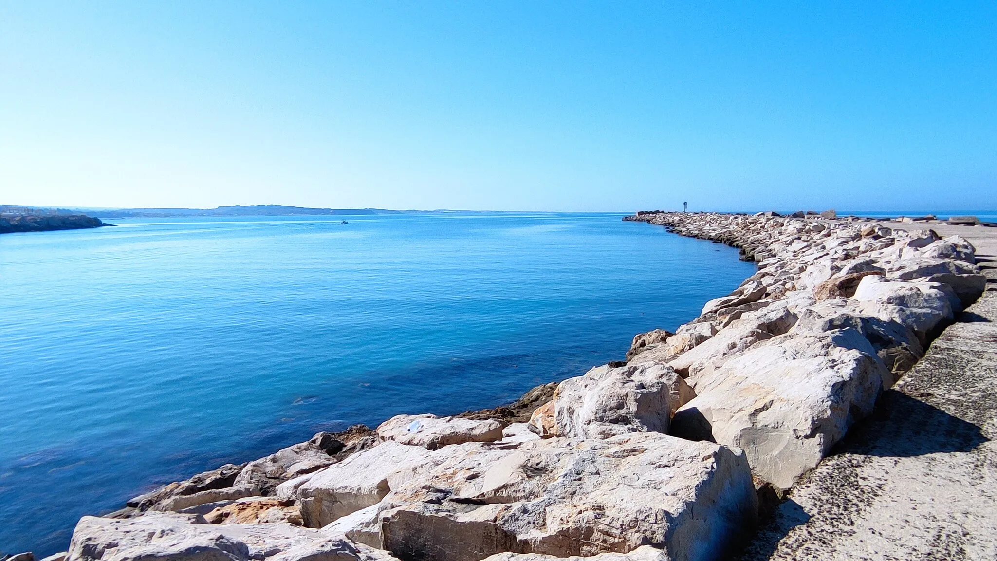 Photo showing: Escollera y bocana del puerto de Scoglitti