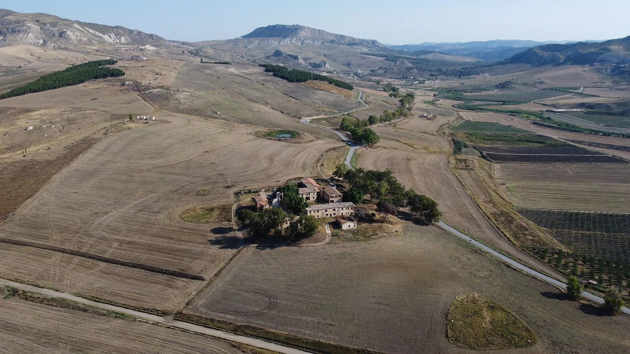 Photo showing: Foto aerea del Borgo Guttadauro scattata il 17 Giugno 2023, si vede la SS190 che lo costeggia ed in lontananza la diga Disueri