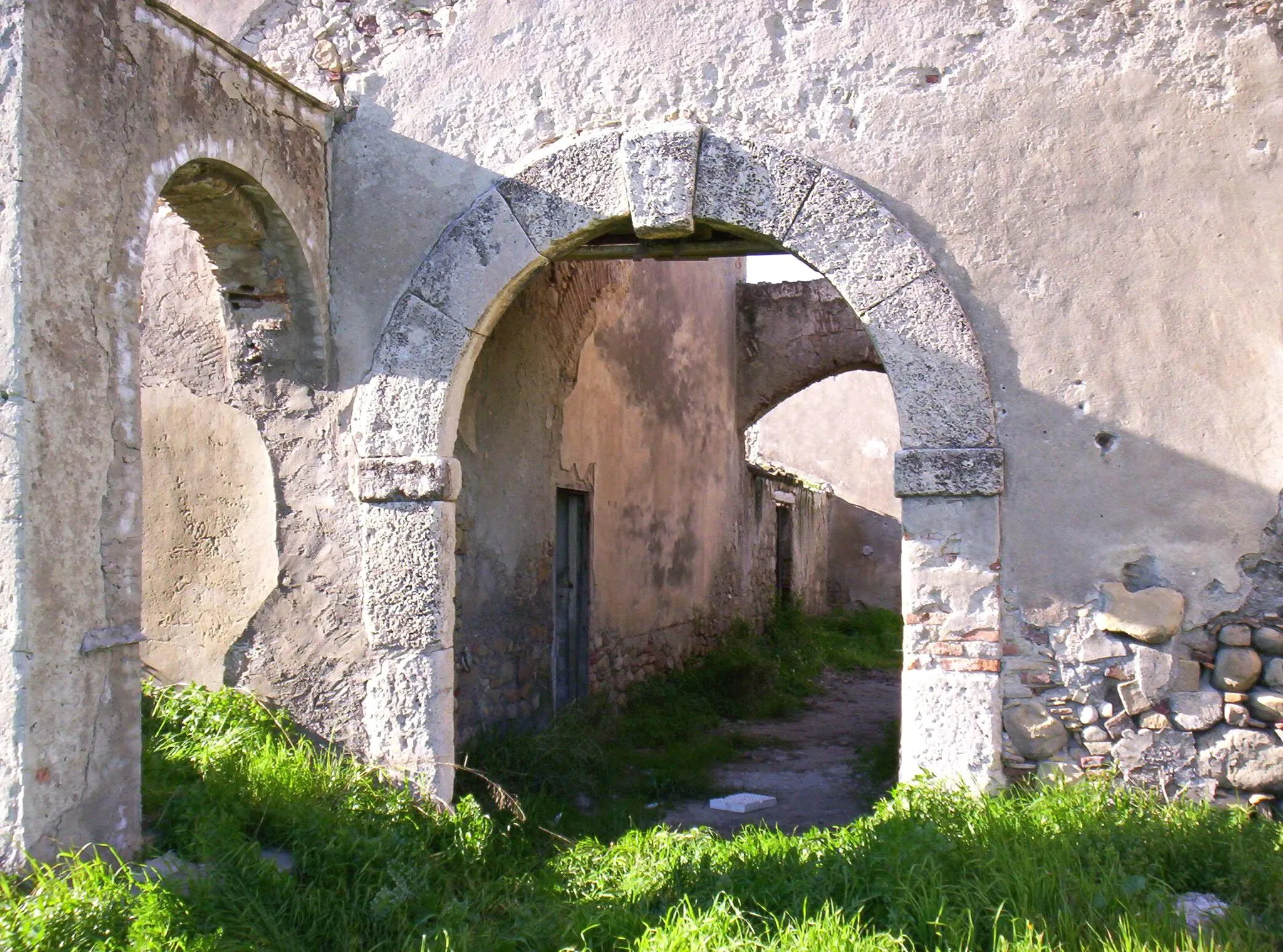 Photo showing: Autore e Fonte: Nicolò Fiorenza; Descrizione: ingresso principale del Fondaco Cuba Catenanuova; Licenza d'uso: