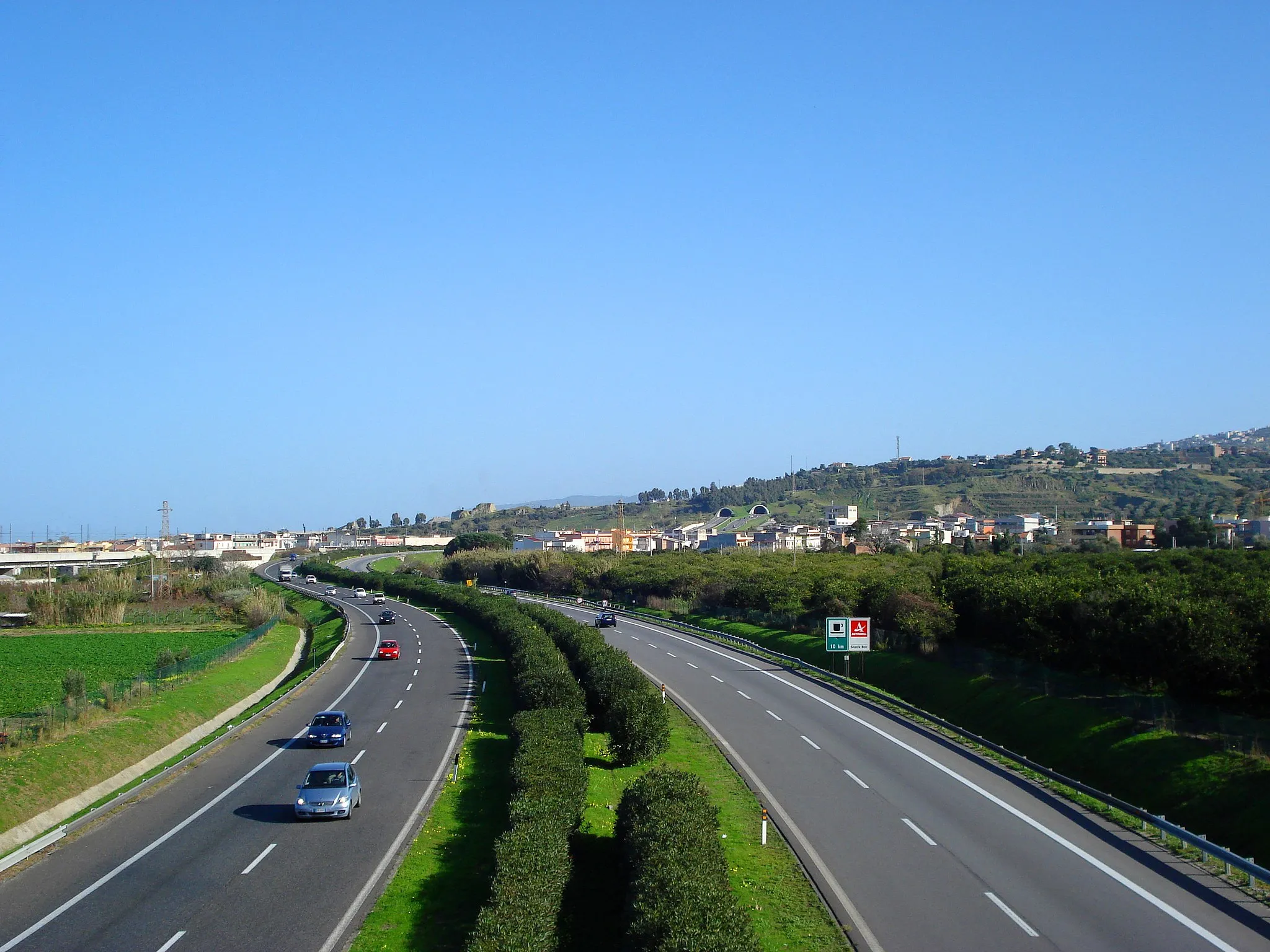 Photo showing: Italian highway A20 in the neighbourhood of Torregrotta.