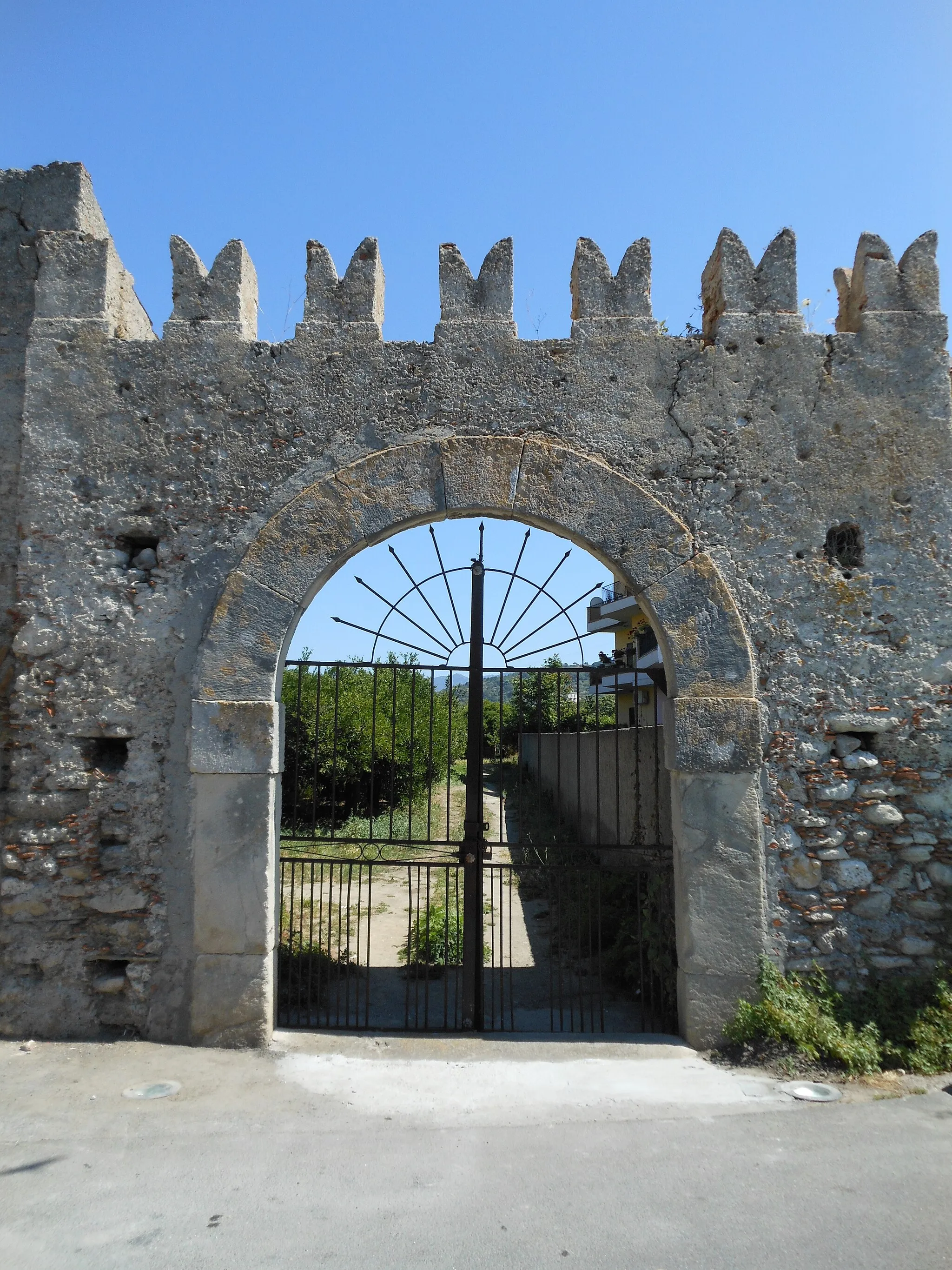 Photo showing: The crenellated arch of the seventeenth century, historic centre of Torregrotta, Italy.