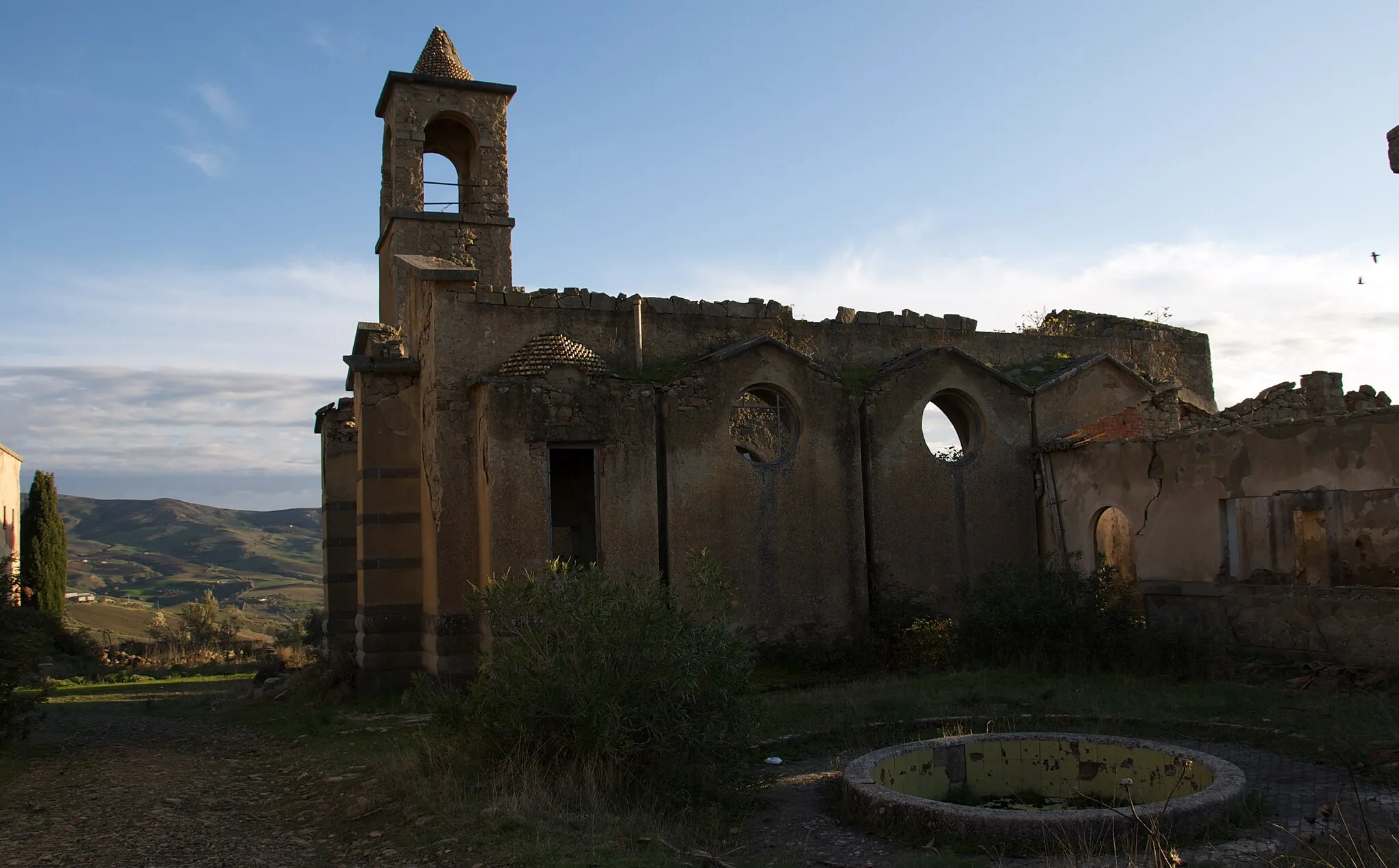 Photo showing: Cesarò - Borgo Giuliano (Borgo Fantasma)