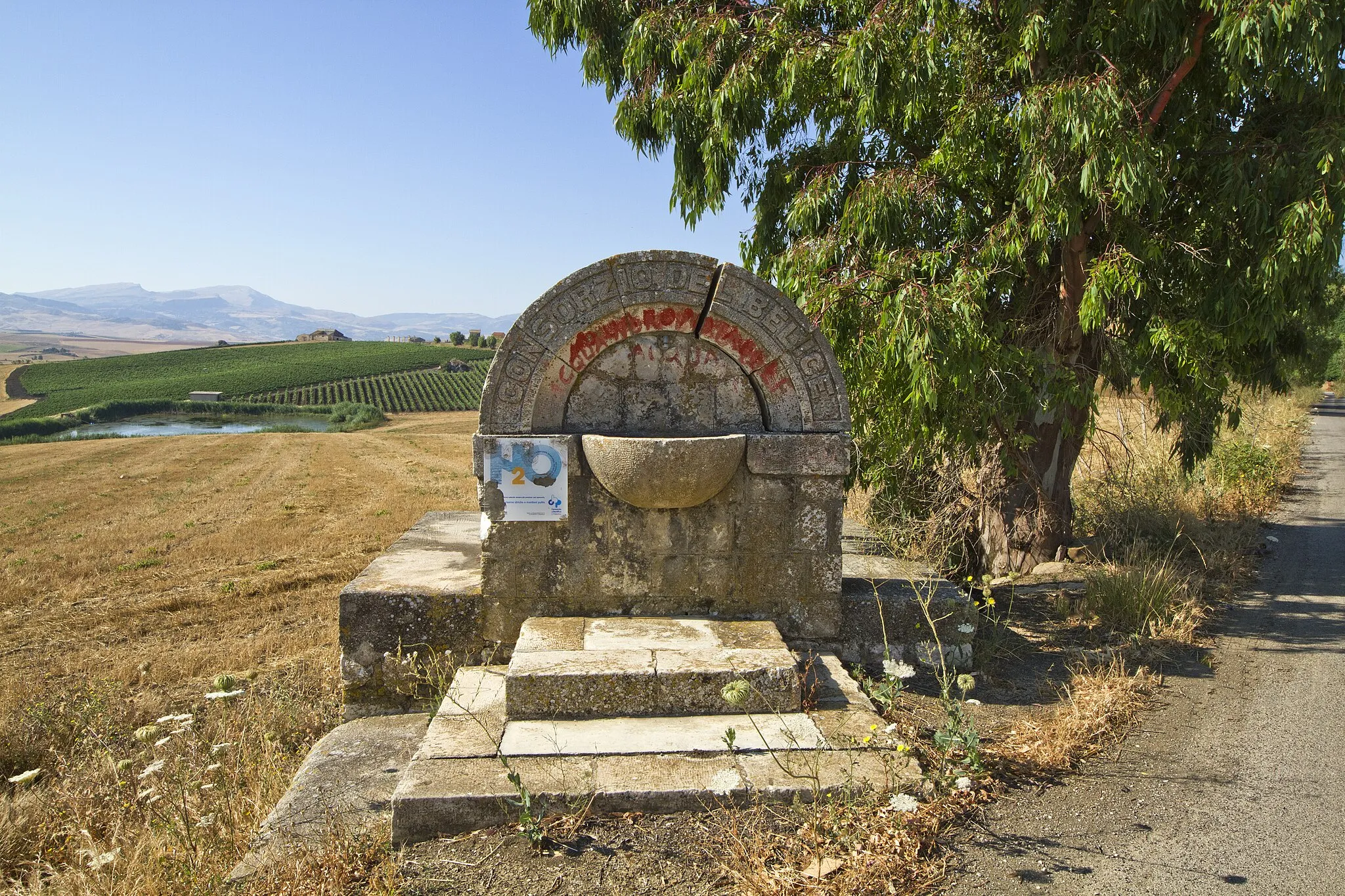 Photo showing: Consortzio del Belice sign stone in the valley of the Belìce River