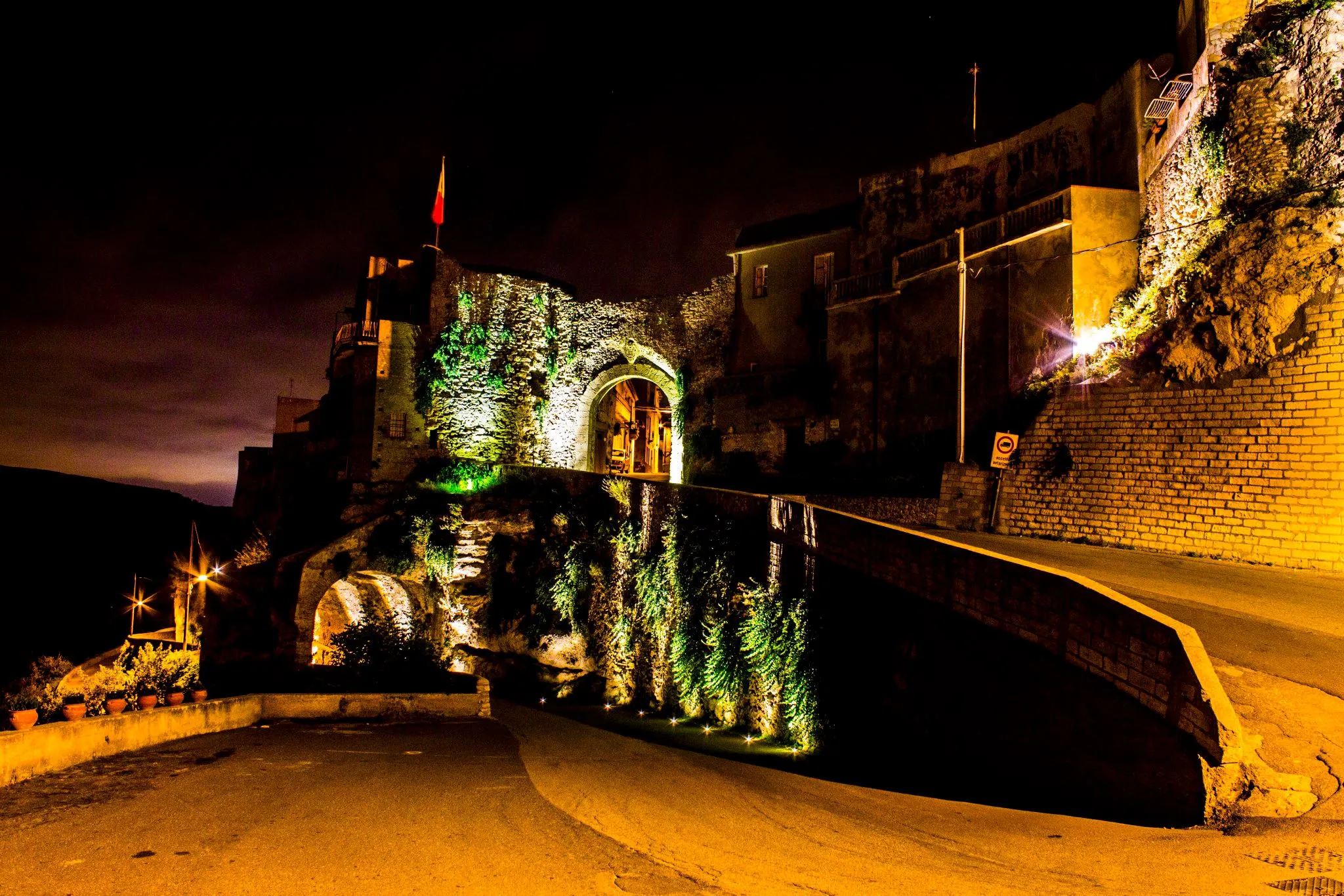 Photo showing: Gourgeous Porta Milazzo By Night