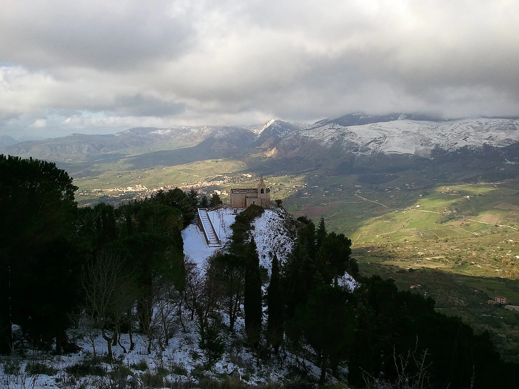 Photo showing: La piccola Chiesetta di San Calogero posta sull'omonimo monte, in versione invernale.