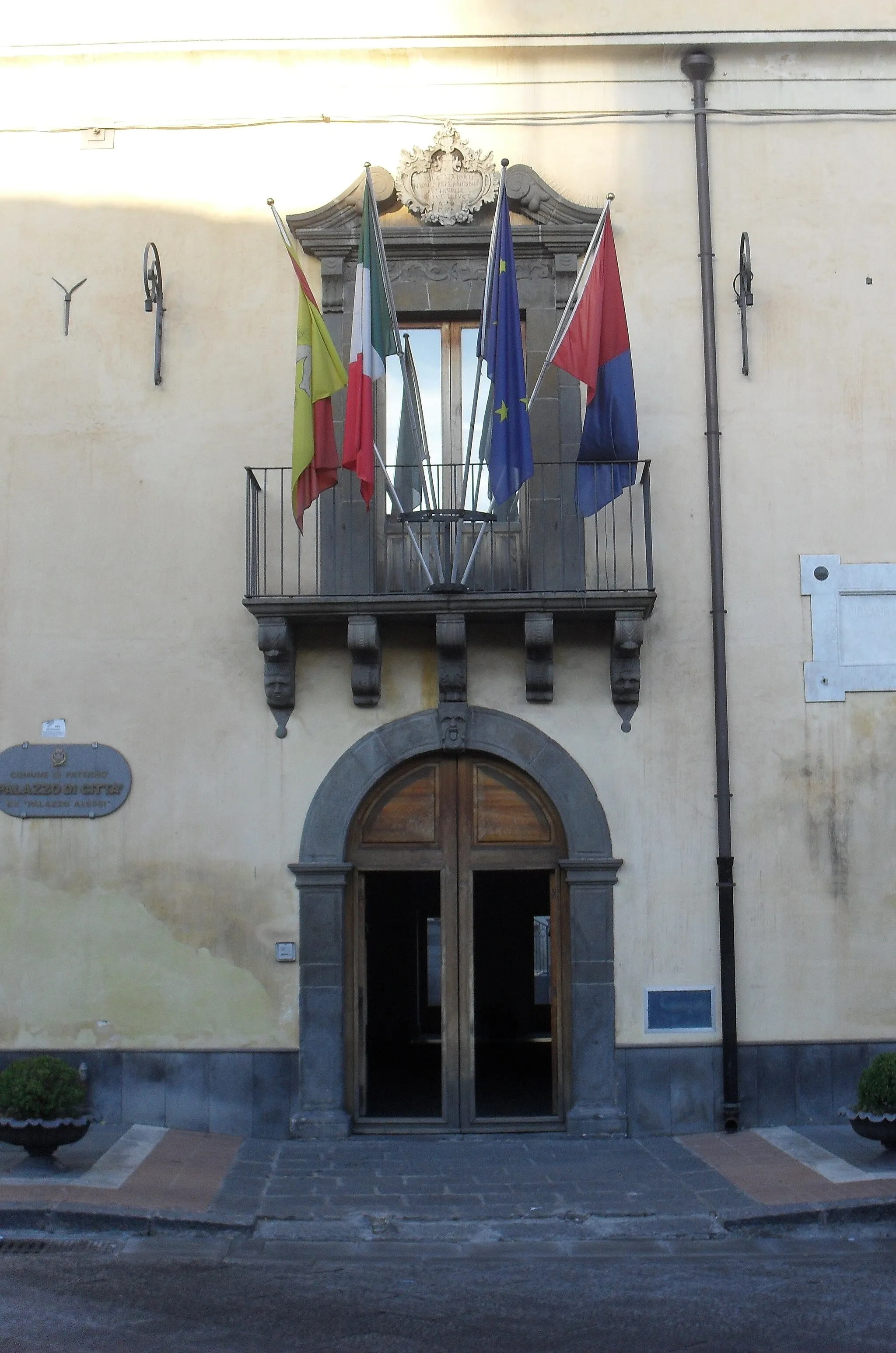 Photo showing: Porta principale di Palazzo Alessi, sede istituzionale del Comune di Paternò (CT)