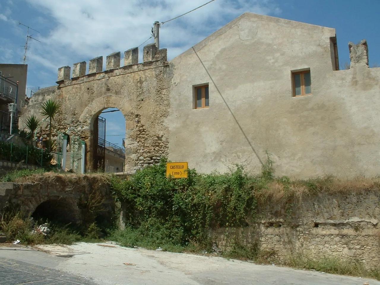 Photo showing: Portal of Acquedolci castle (1700).