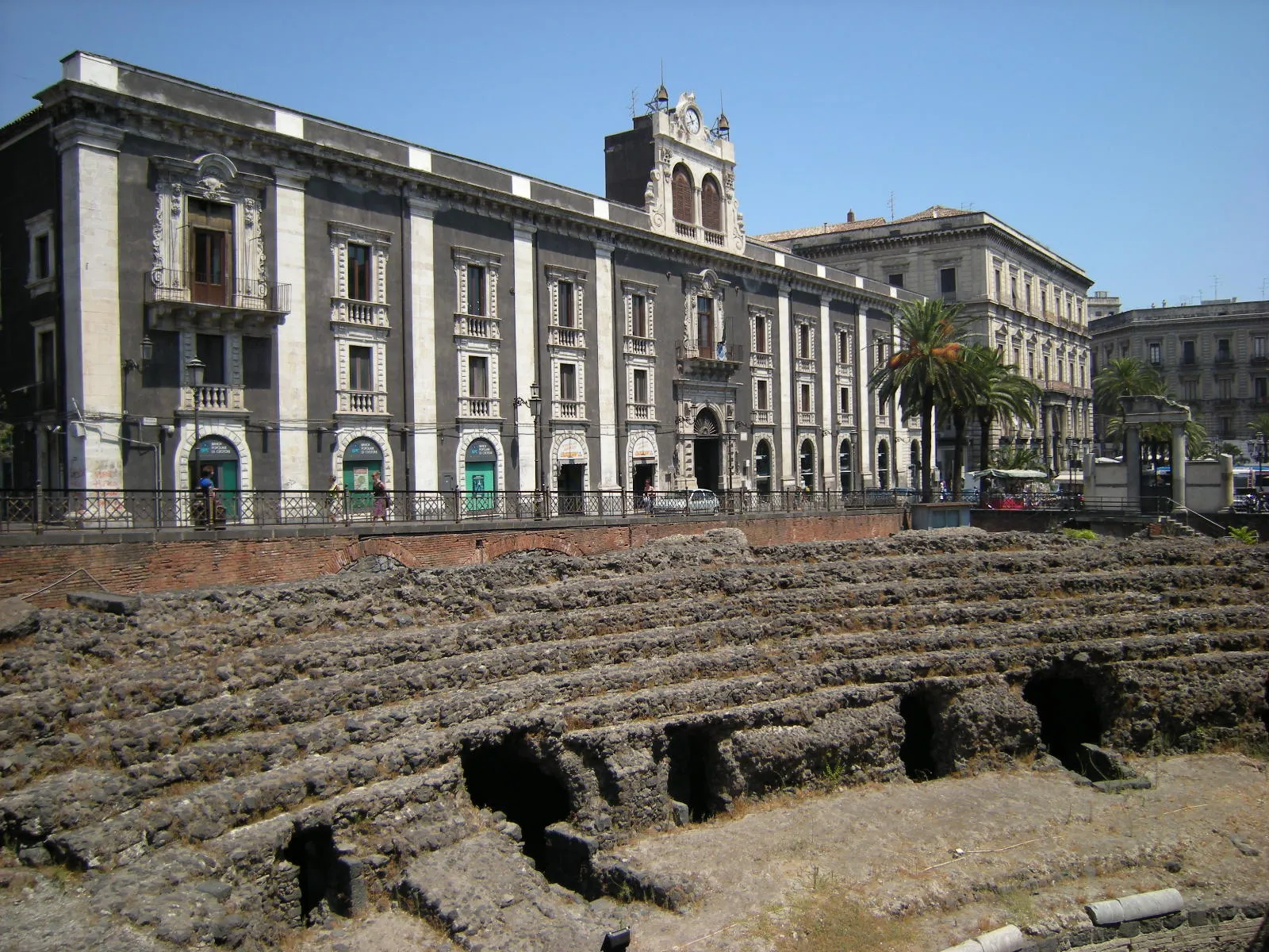 Photo showing: Abaixo, as ruínas do "Coliseu" de Catania. Construido no século II e destruído após um grande terremoto por volta de 1690.