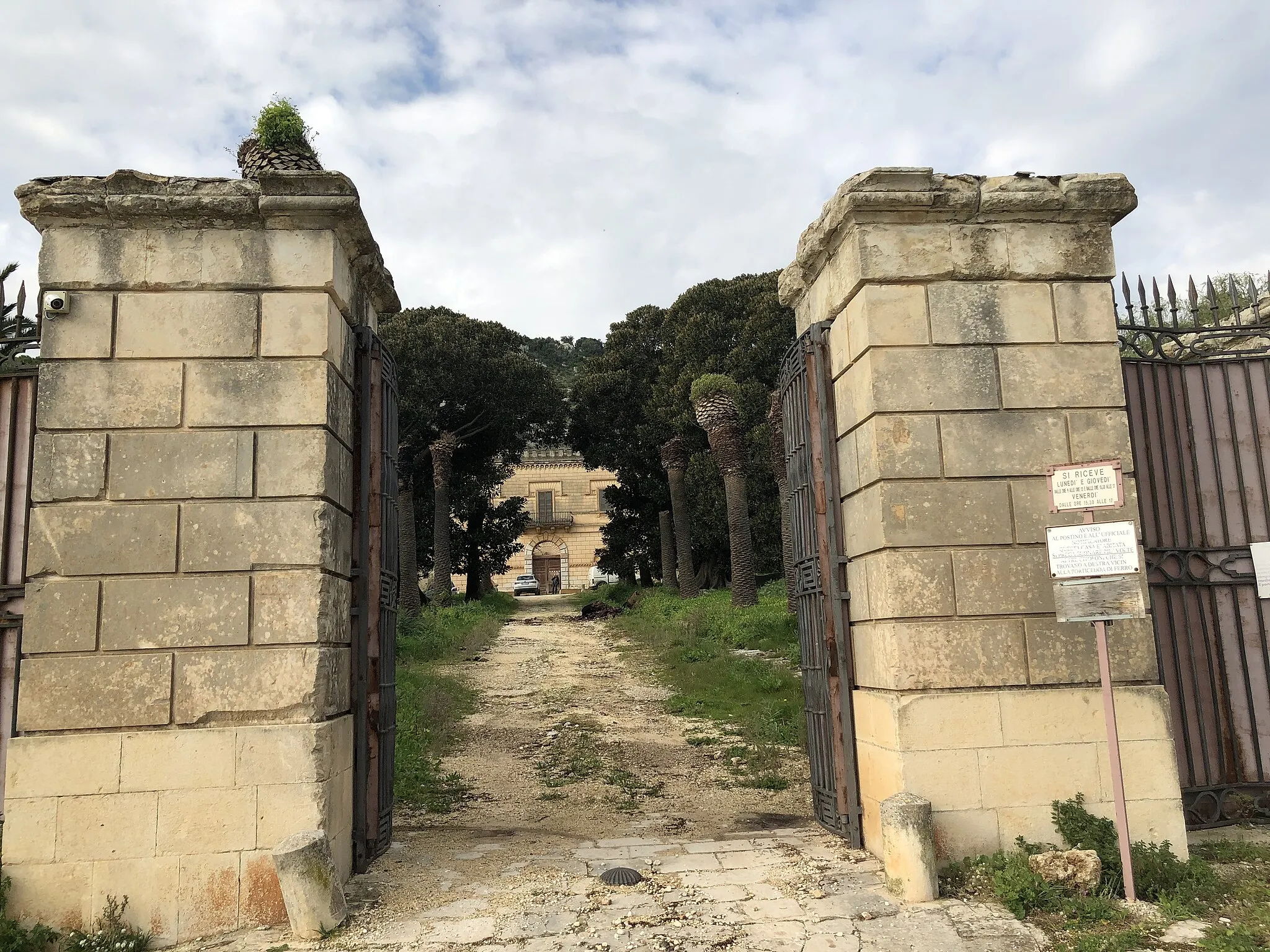 Photo showing: Ingresso della villa del Marchese di Cassibile