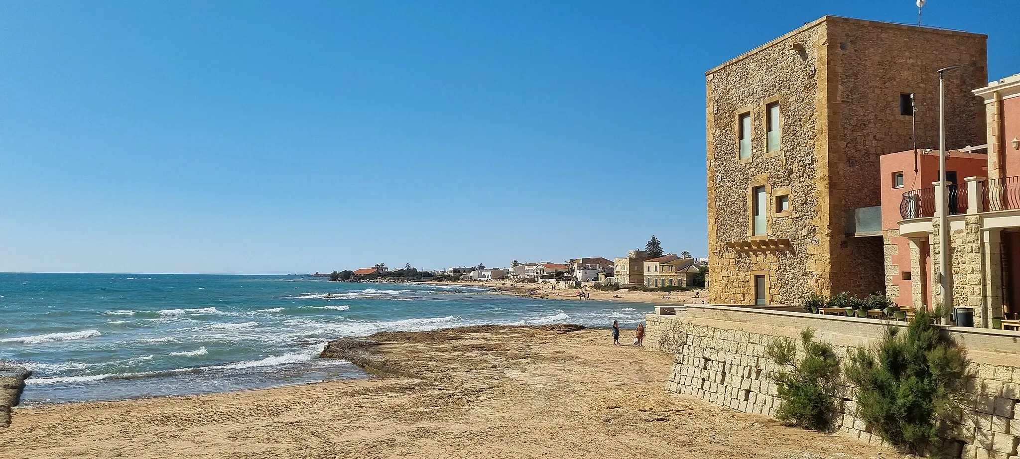 Photo showing: Torre Scalambri e panorama sulla spiaggia di Punta Secca (frazione del comune italiano di Santa Croce Camerina)