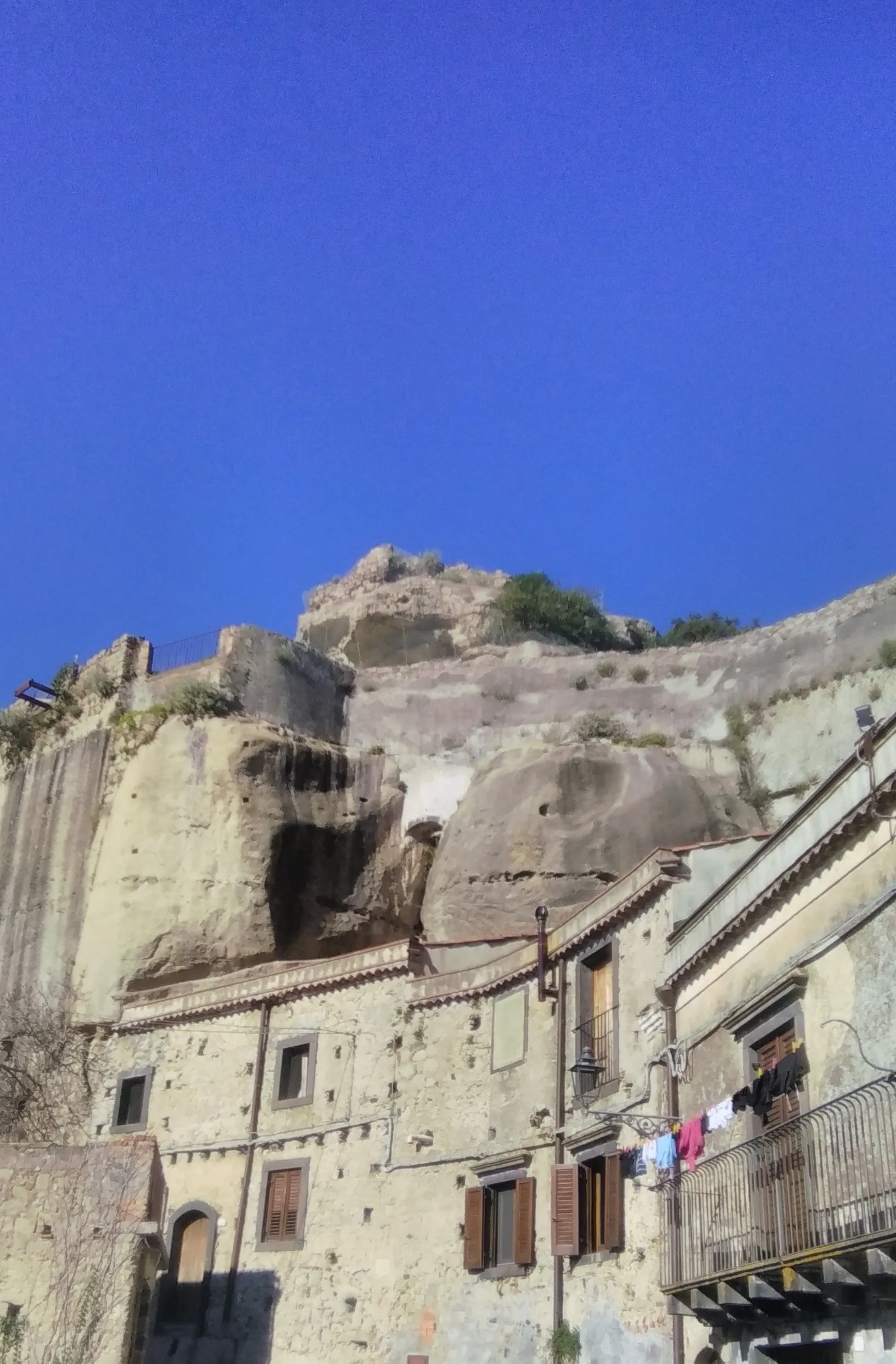 Photo showing: Castiglione di Sicilia medieval centro storico. Street leading up to the Lauria Castle