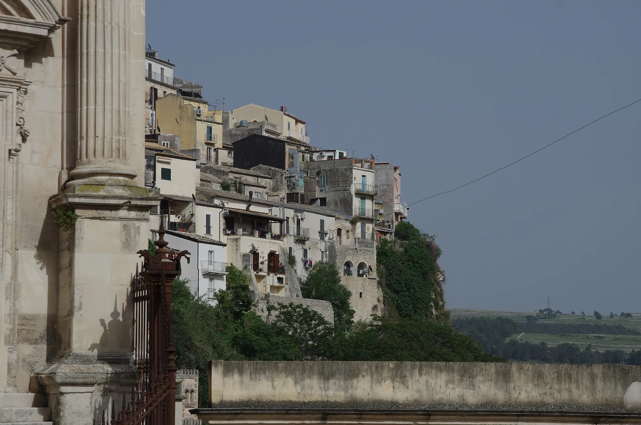 Photo showing: Ragusa auf Sizilien. Der Übergang von Ragusa nach Ragusa Ibla mit Teilen der Kirche Chiesa Anime Santa del Purgatorio.