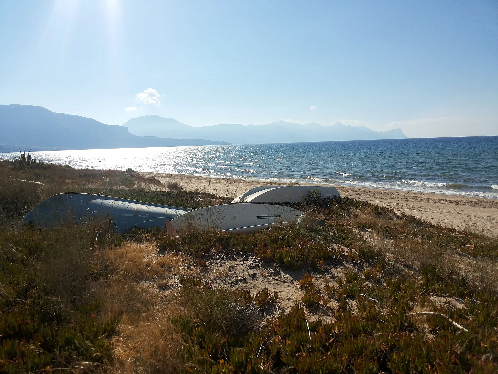 Photo showing: Barche sulla spiaggia di Alcamo Marina