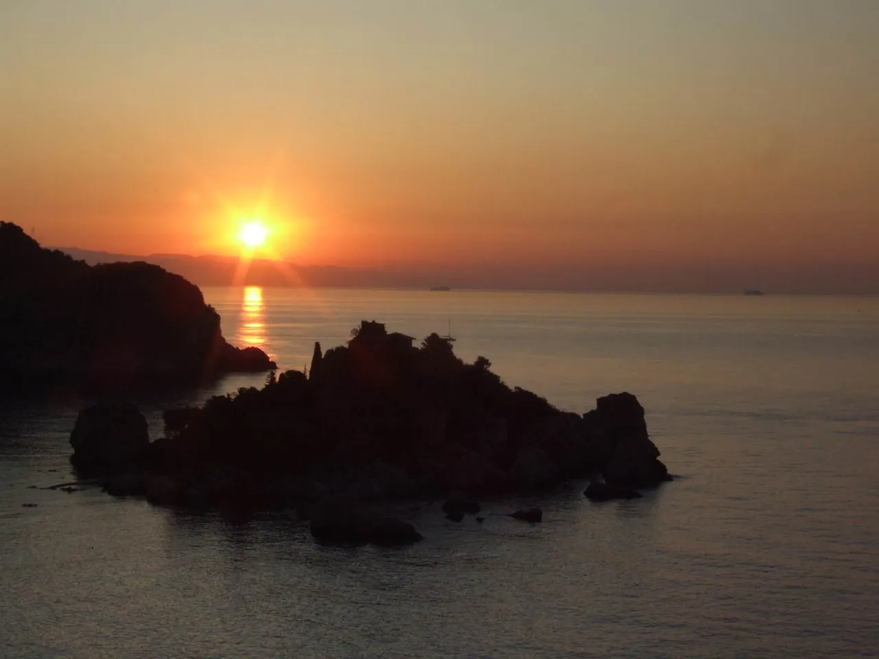 Photo showing: Dawn Sunset-Isola Bella-Taormina-Sicilia-Italy - Creative Commons by gnuckx