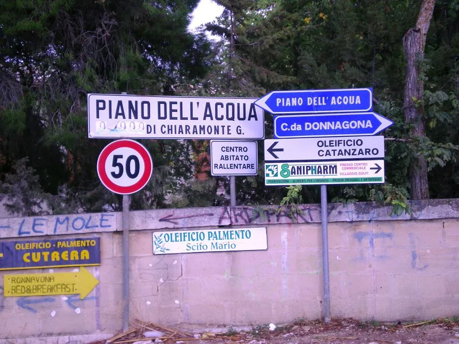 Photo showing: segnale stradale di centro abitato del Piano dell'acqua, frazioned di Chiaramonte Gulfi (RG).