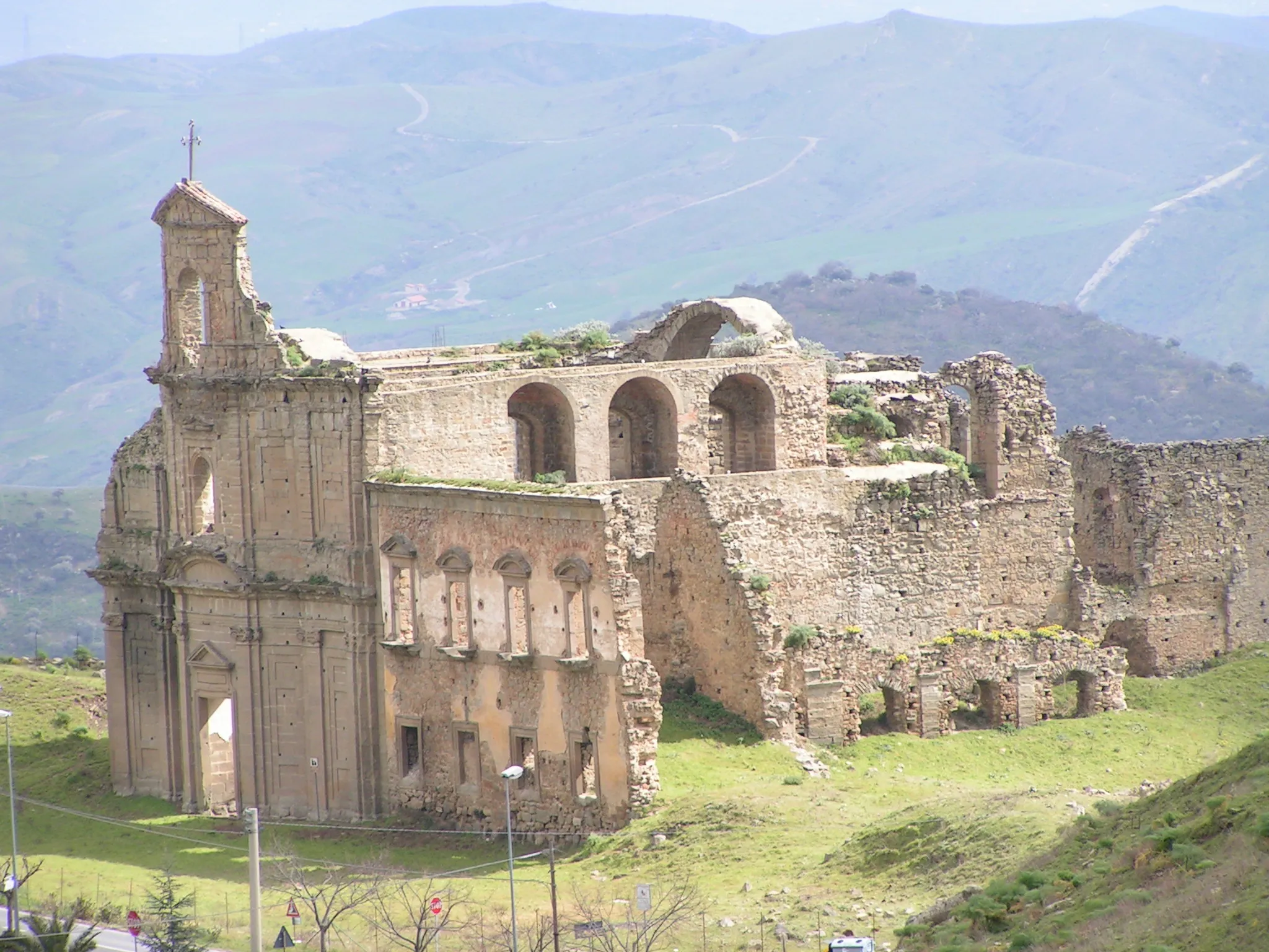 Photo showing: Troina, i resti vetusti del  monastero basiliano di san Michele Arcangelo