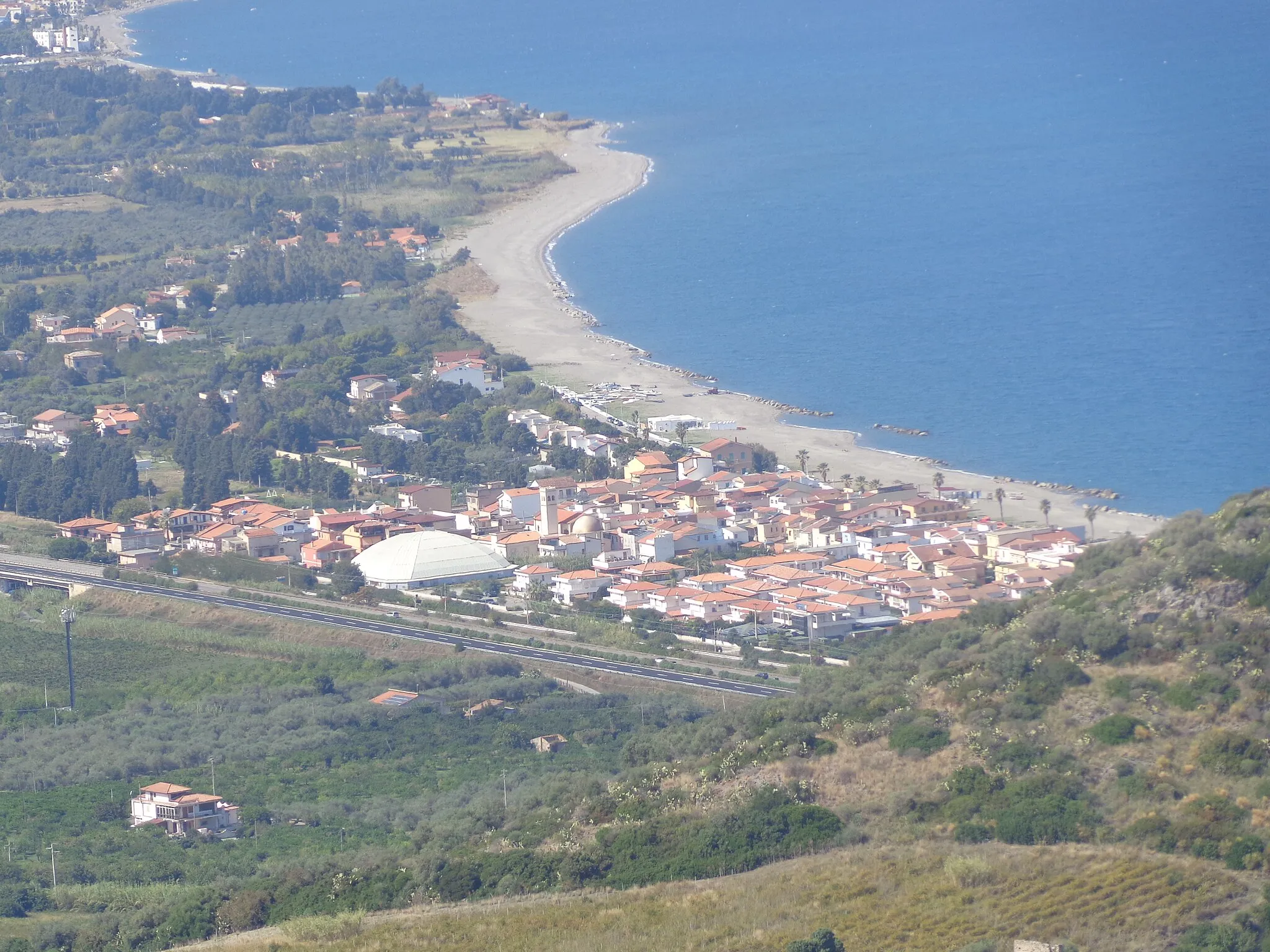 Photo showing: Veduta dal belvedere nei pressi del Teatro antico di Tindari. Accanto al Palazzetto dello Sport il campanile e la chiesa di Ognissanti.