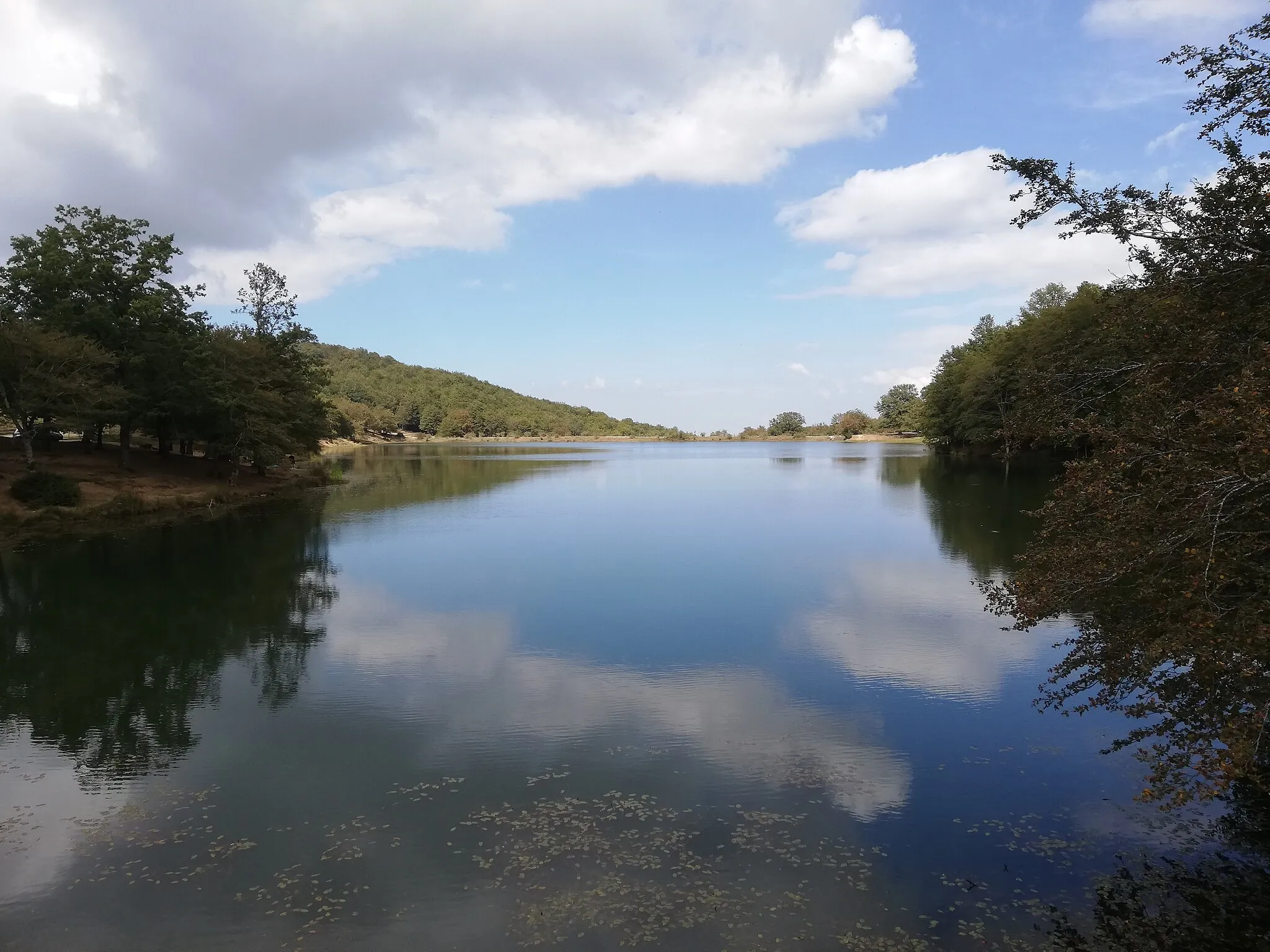 Photo showing: Il Lago Maulazzo in estate, Parco dei Nebrodi, Sicilia, 7 settembre 2020