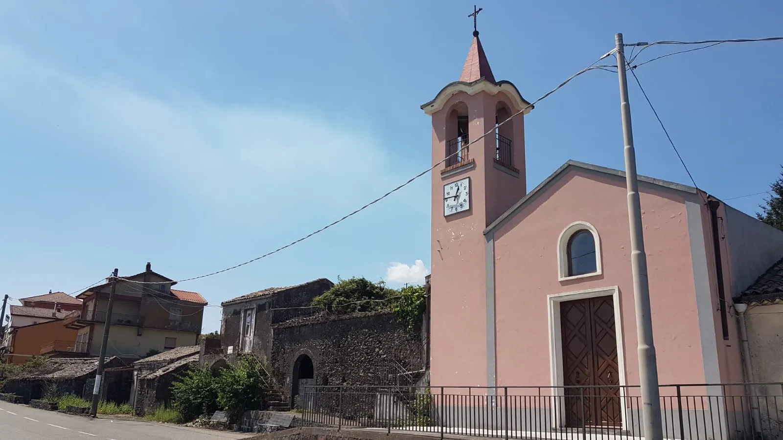 Photo showing: Vista di Montargano, frazione di Mascali. In primo piano a destra la chiesa di San Michele Arcangelo.
